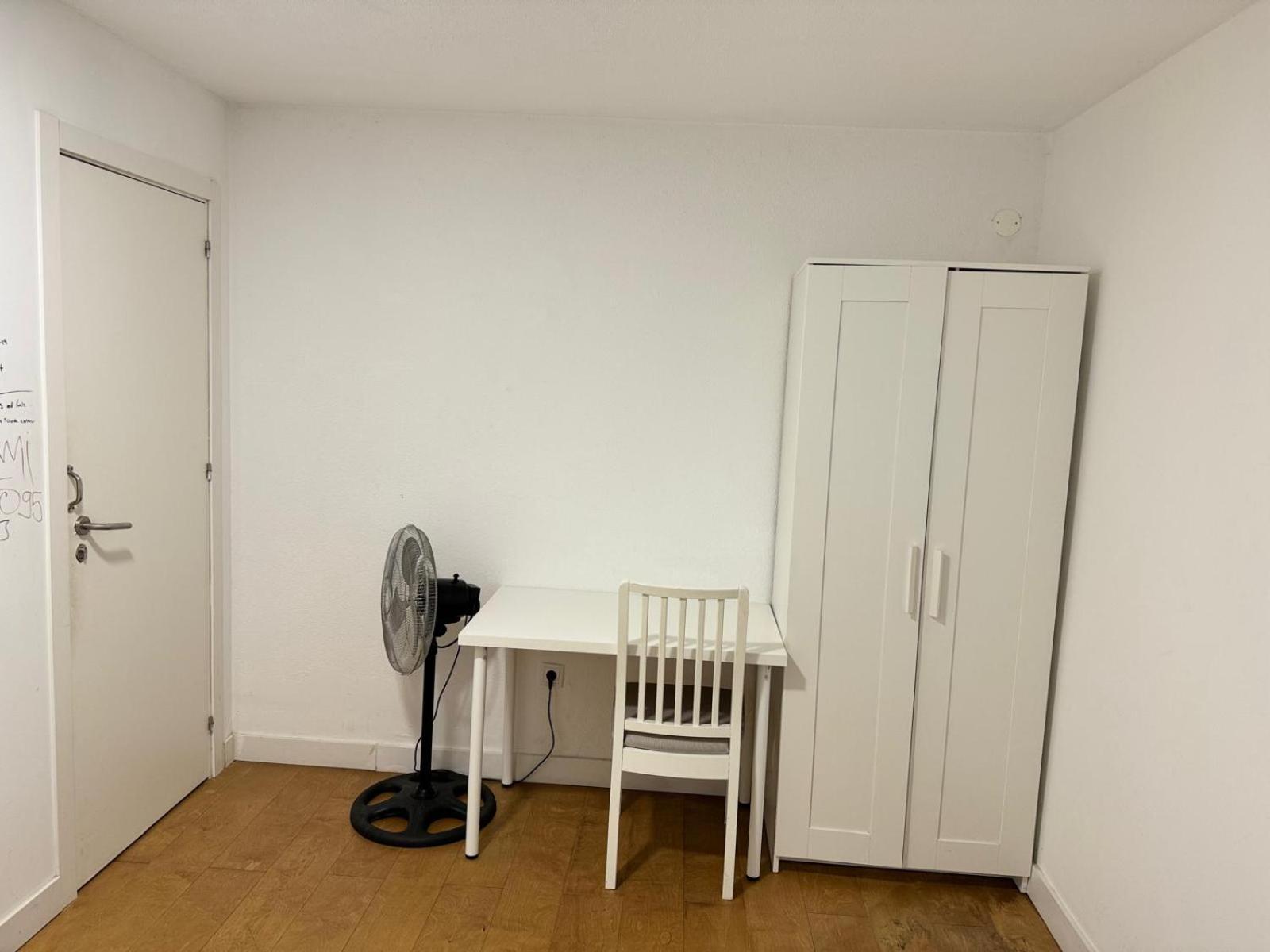 Double Room with Shared Bathroom photo 2
