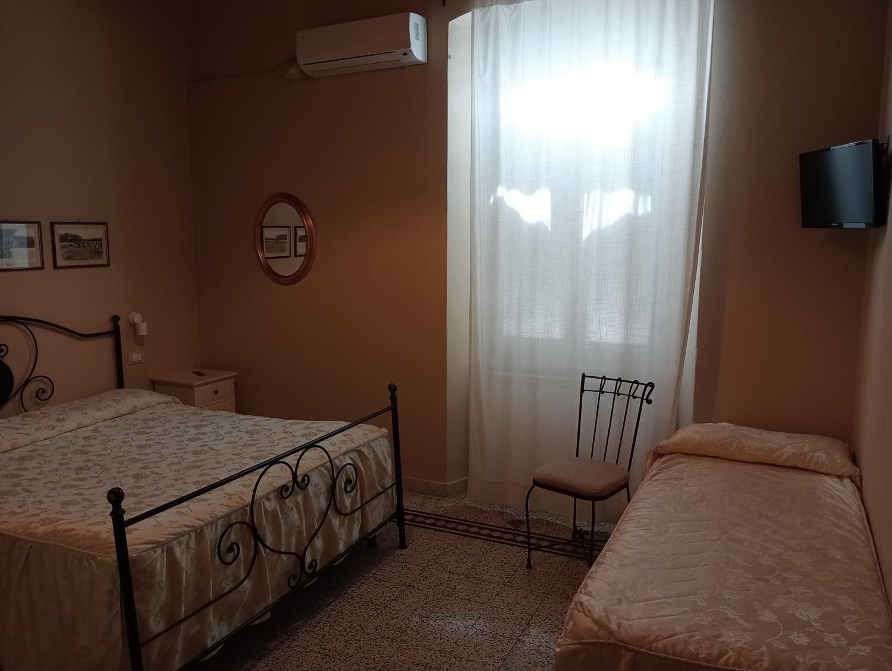 Double Room - Photo 6