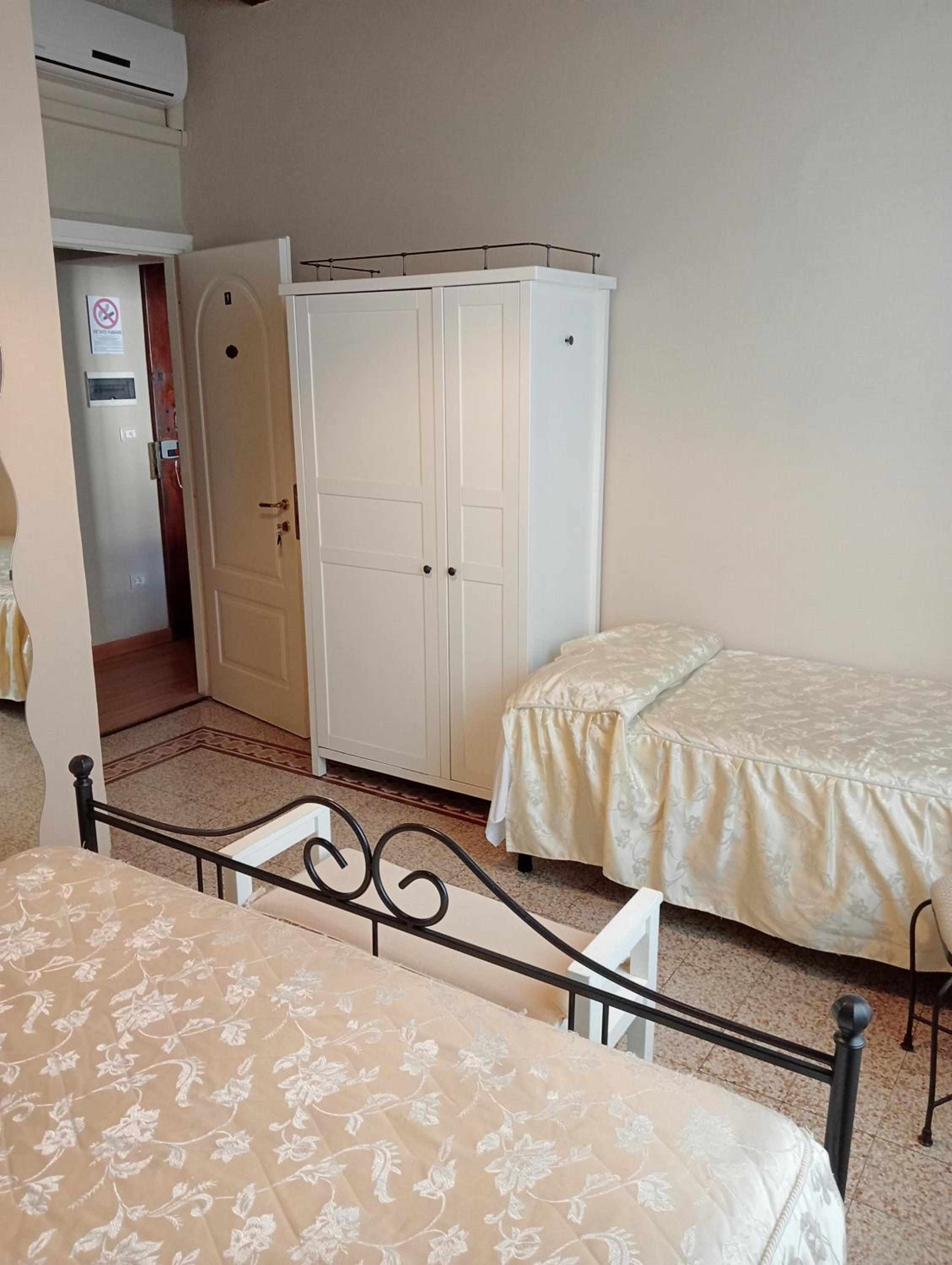 Double Room - Photo 10
