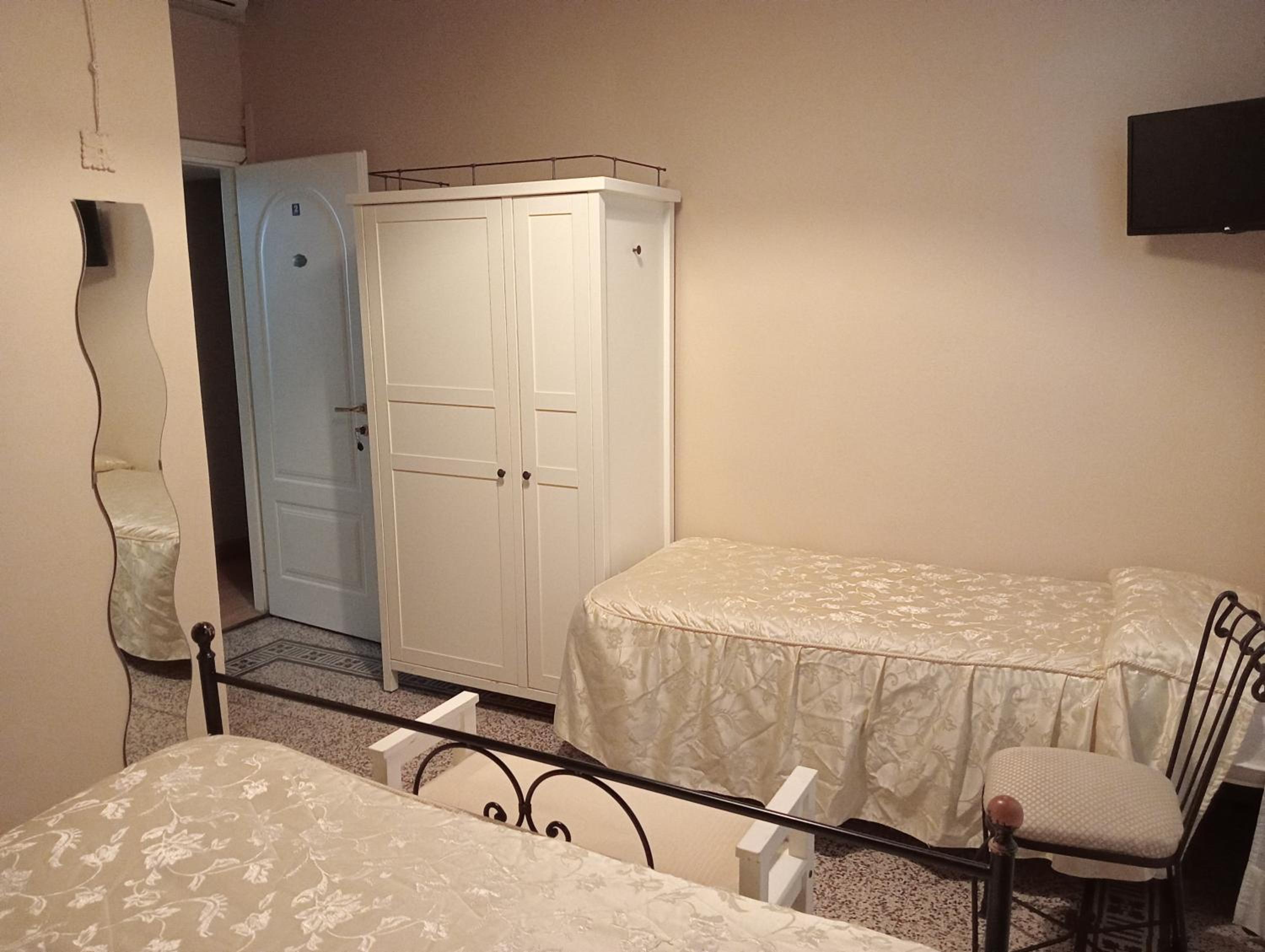 Double Room - Photo 8
