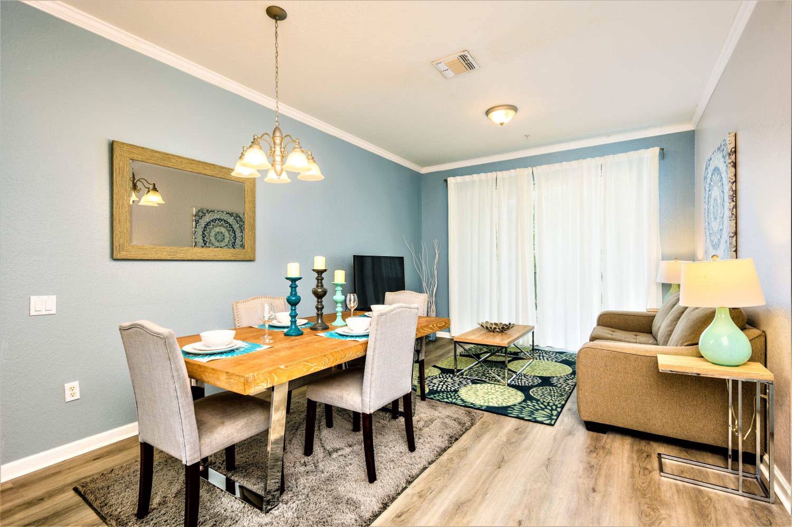 Deluxe Three-Bedroom Apartment thumbnail 6