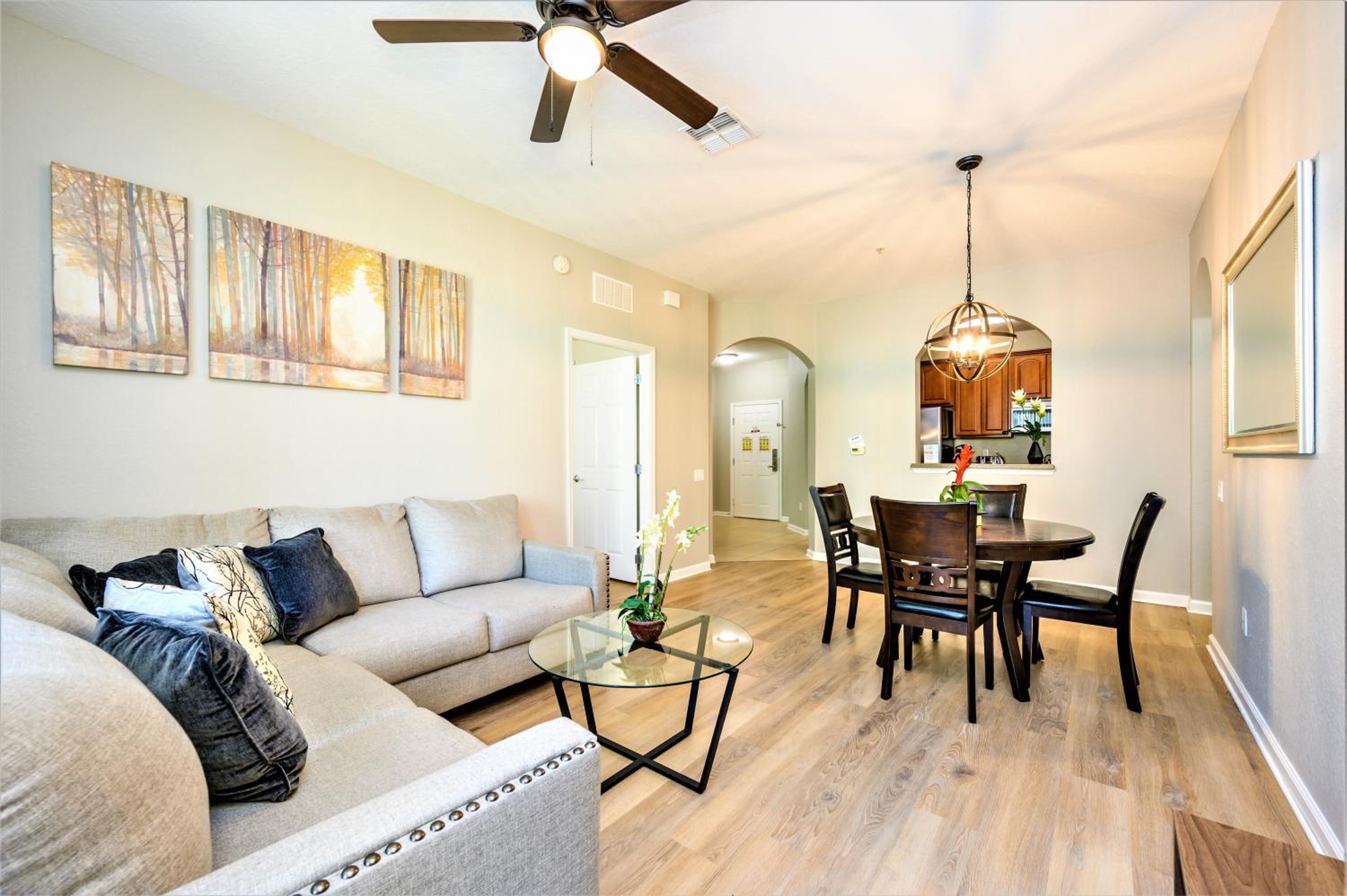 Deluxe Two-Bedroom Apartment thumbnail 6