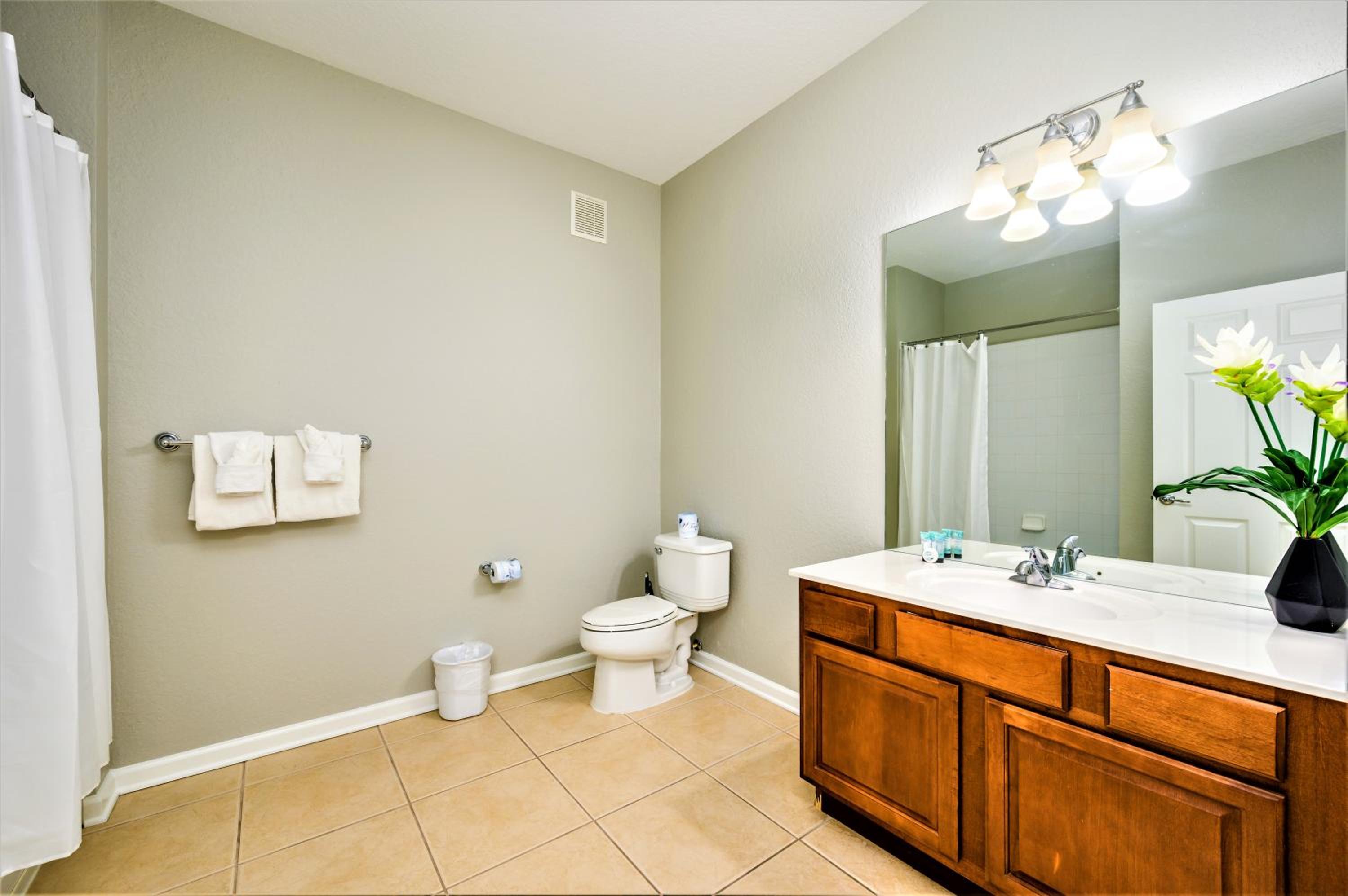 Deluxe Three-Bedroom Apartment thumbnail 5