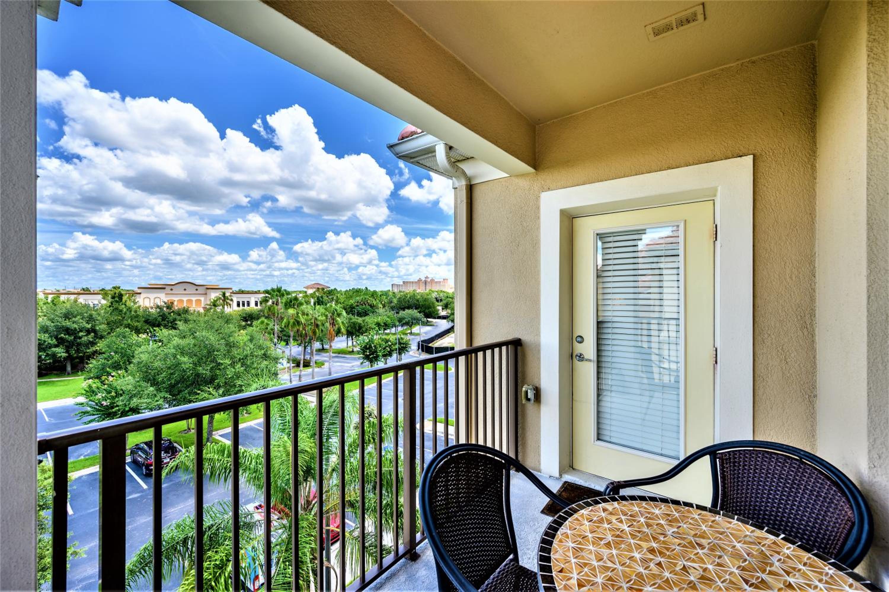 Deluxe Three-Bedroom Apartment