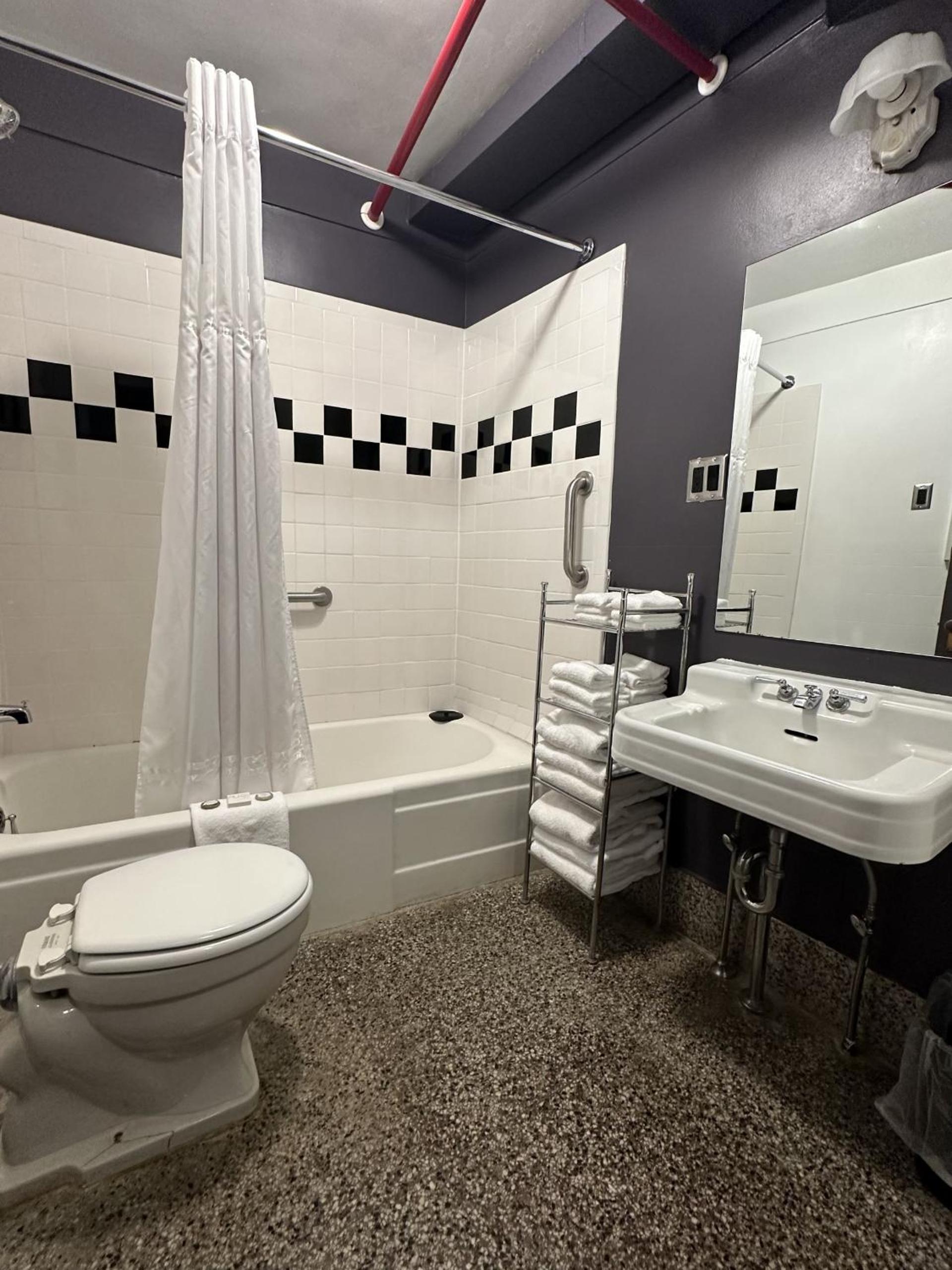 Two-Bedroom Suite - Photo 7