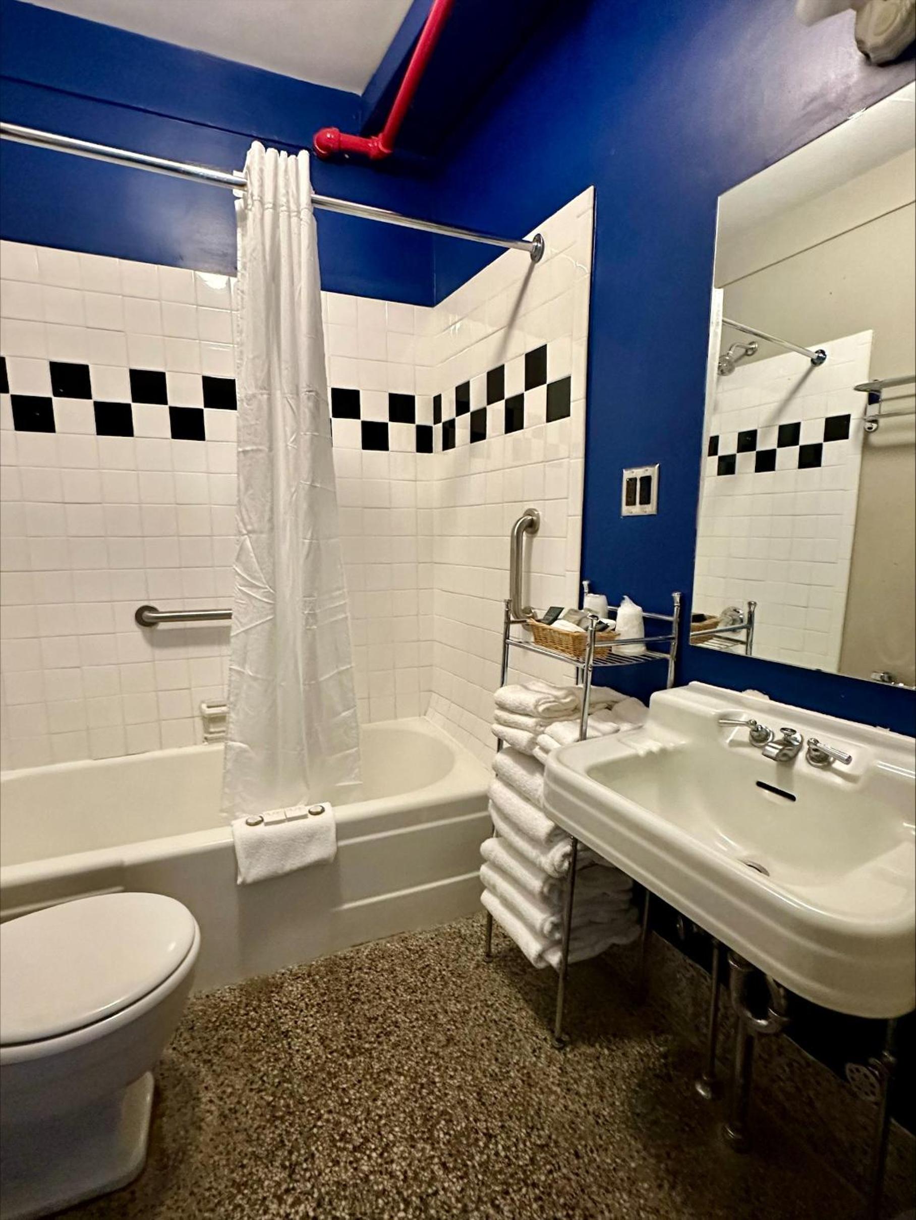 Two-Bedroom Suite - Photo 2