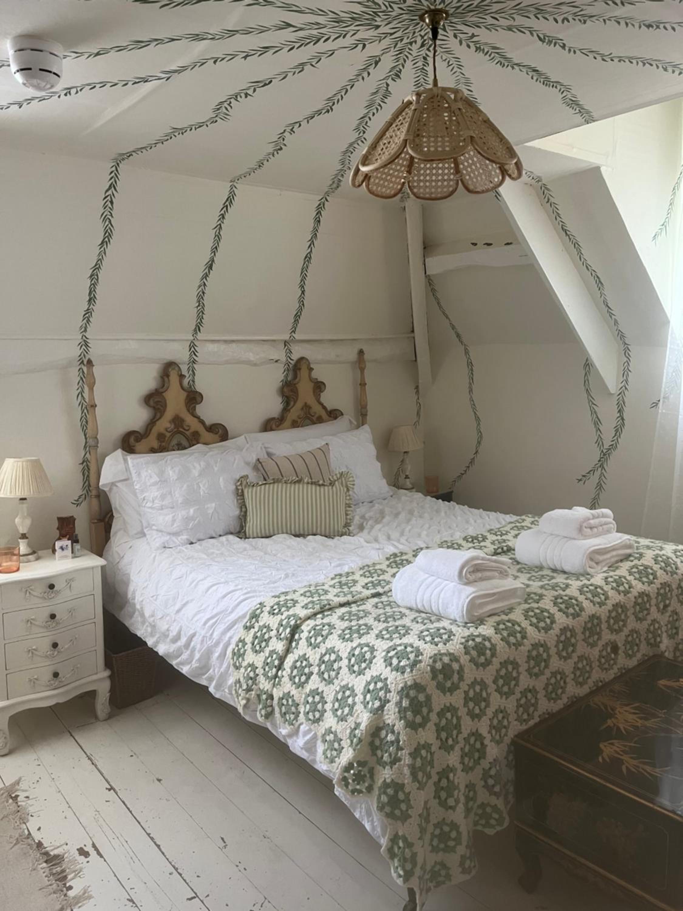 Deluxe Double Room (2 Adults + 1 Child) - Photo 4