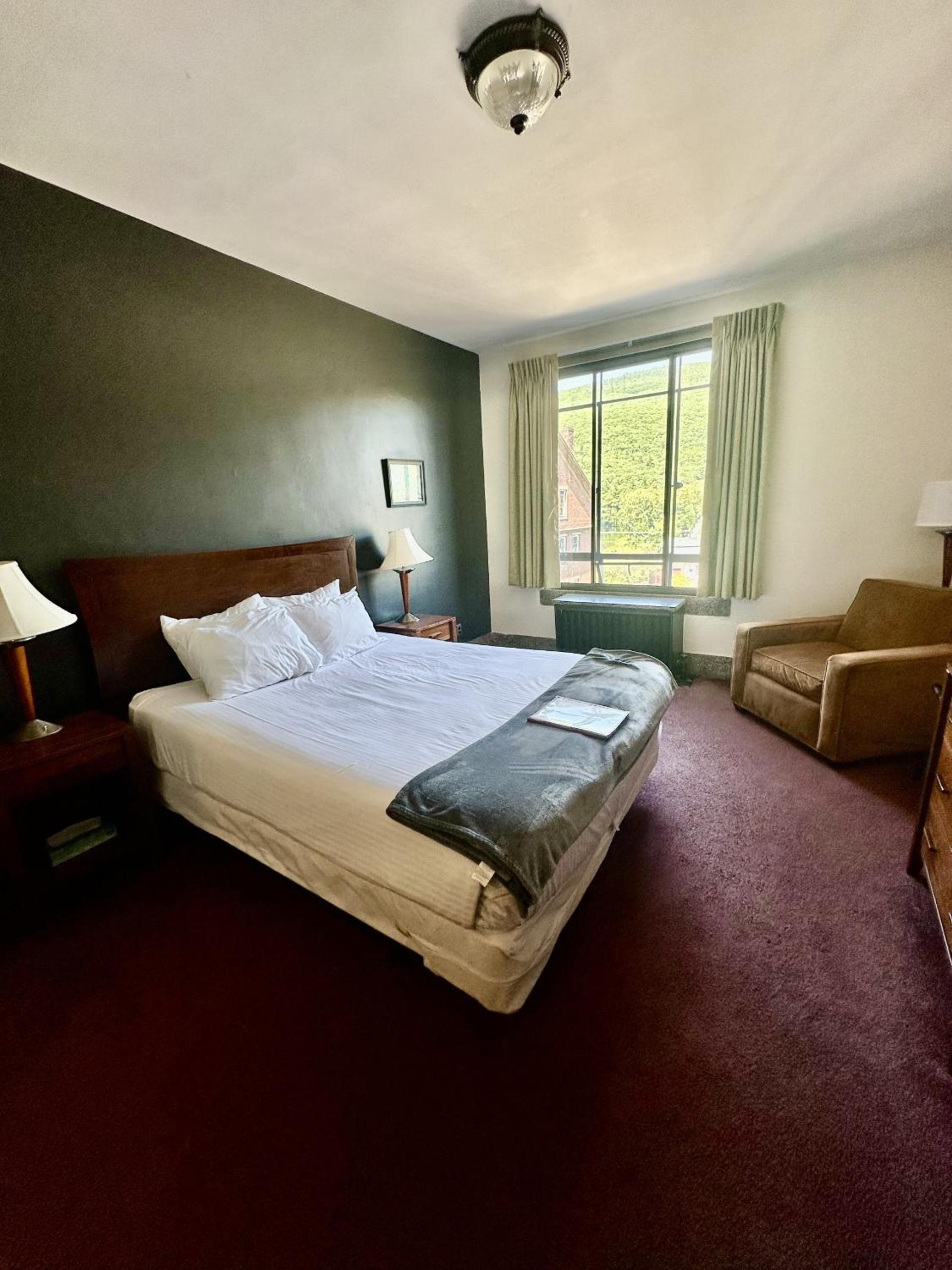 Queen Room - Photo 8
