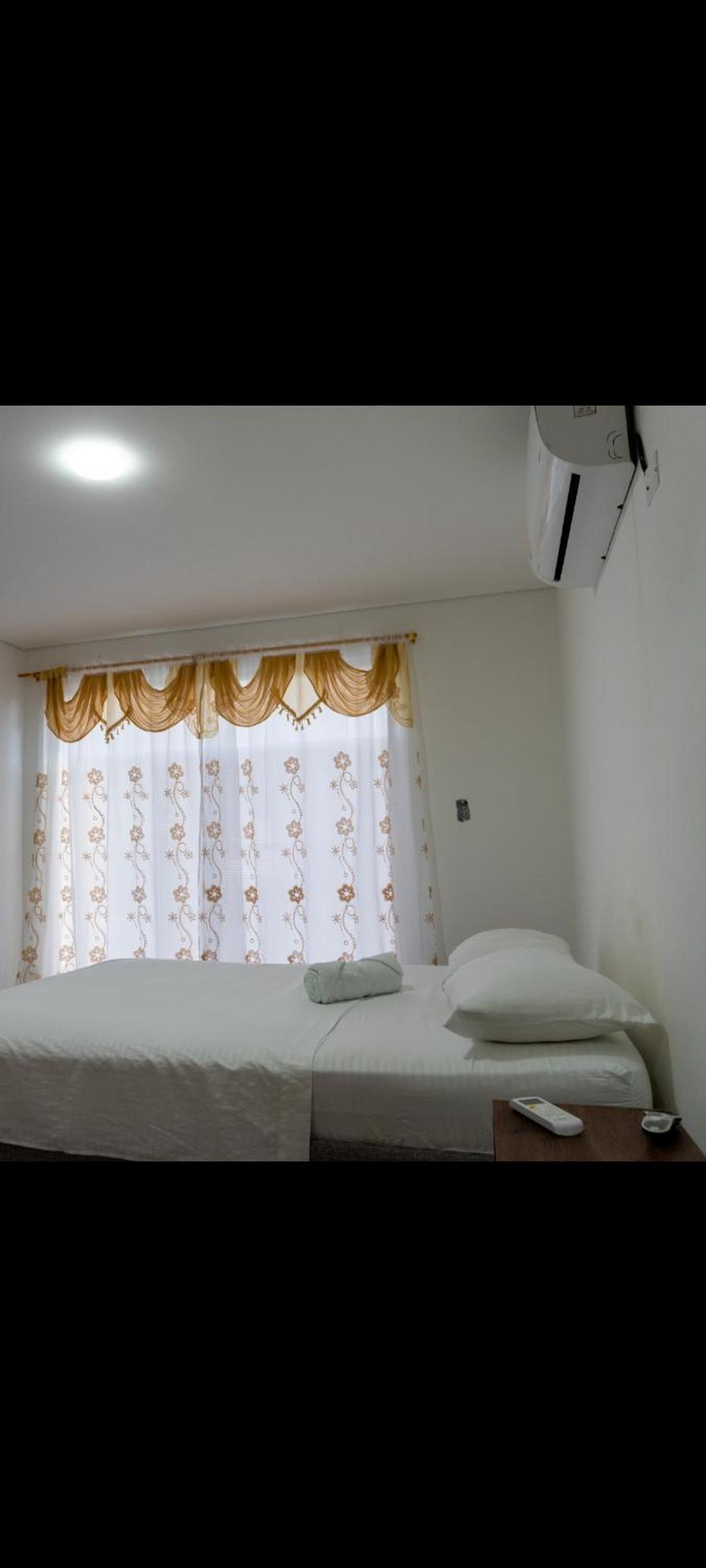 Six-Bedroom House photo 1