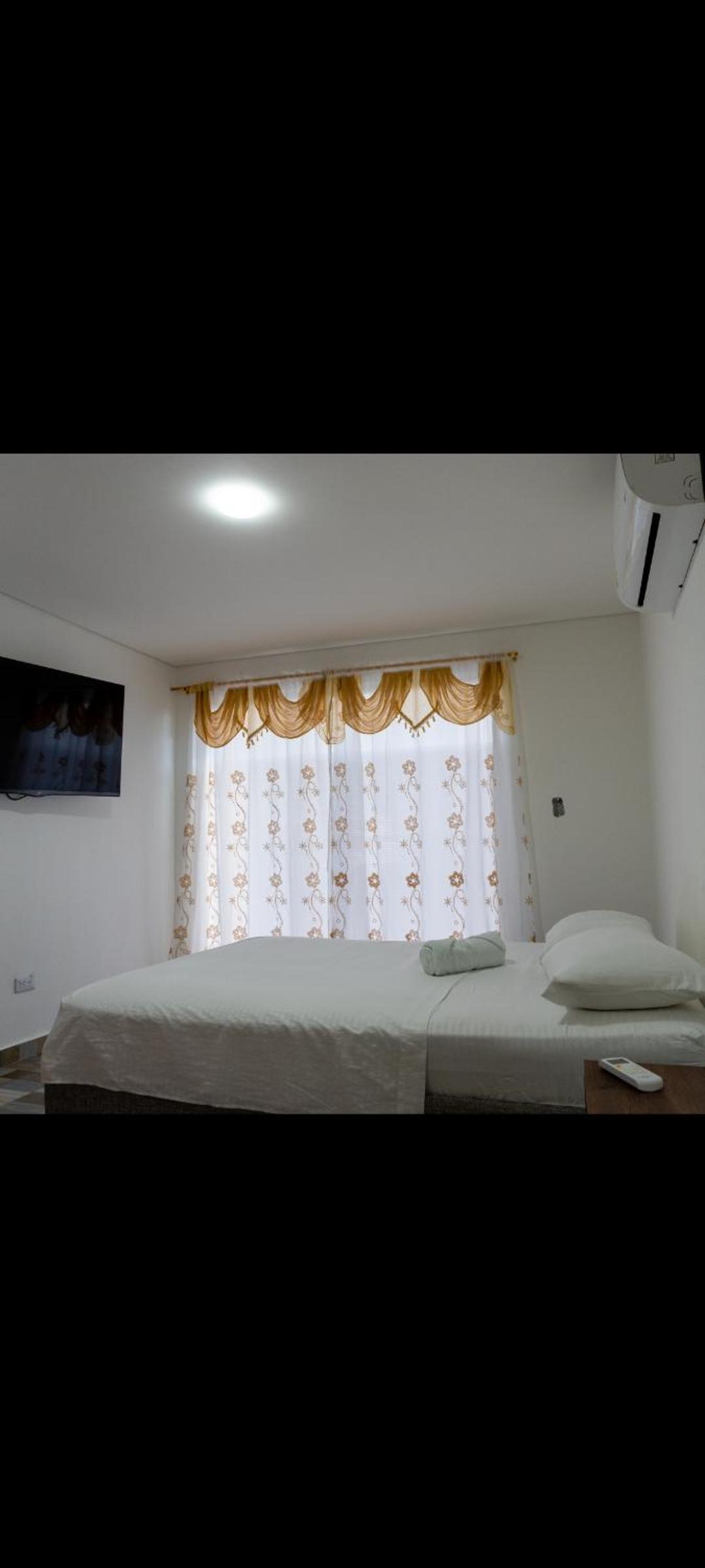 Six-Bedroom House photo 2