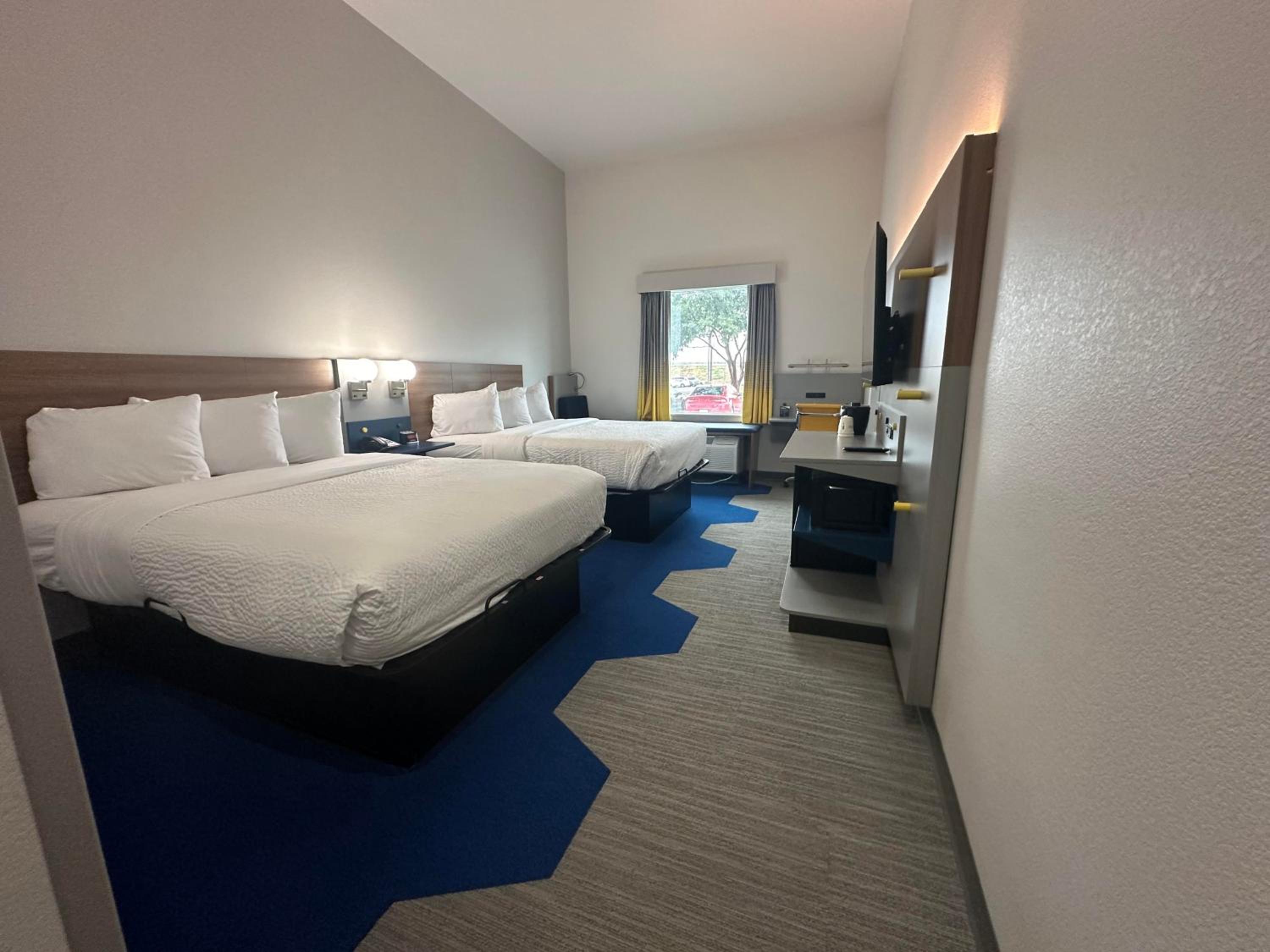Queen Room with Two Queen Beds - Non-Smoking - Photo 2