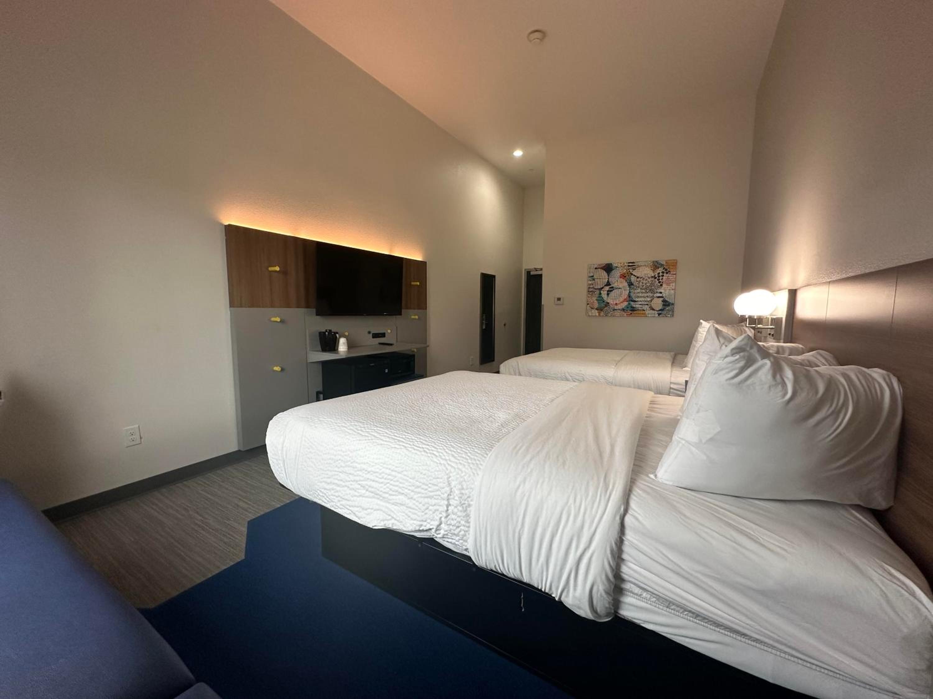 Queen Room with Two Queen Beds - Non-Smoking - Photo 1