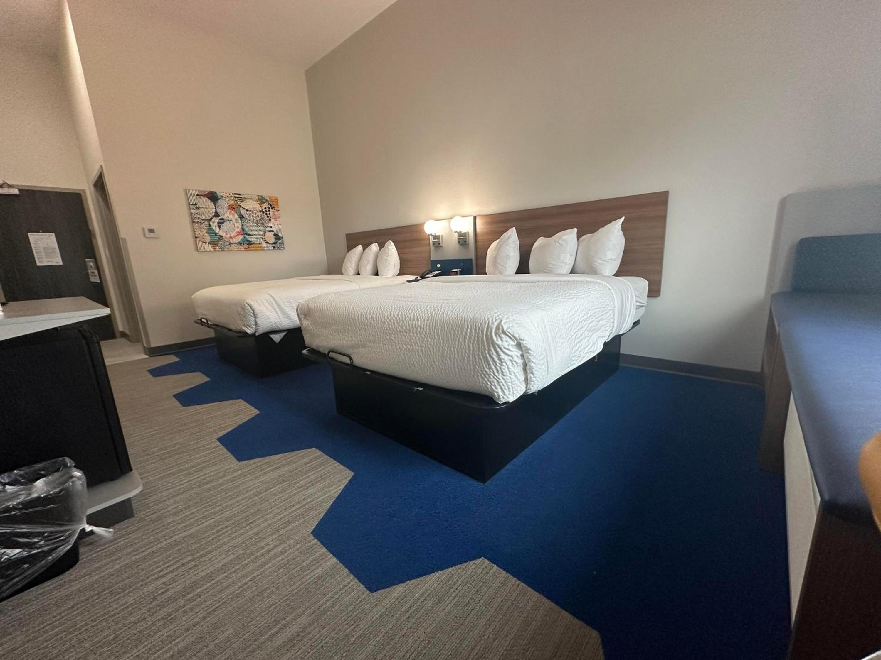 Queen Room with Two Queen Beds - Non-Smoking - Photo 4