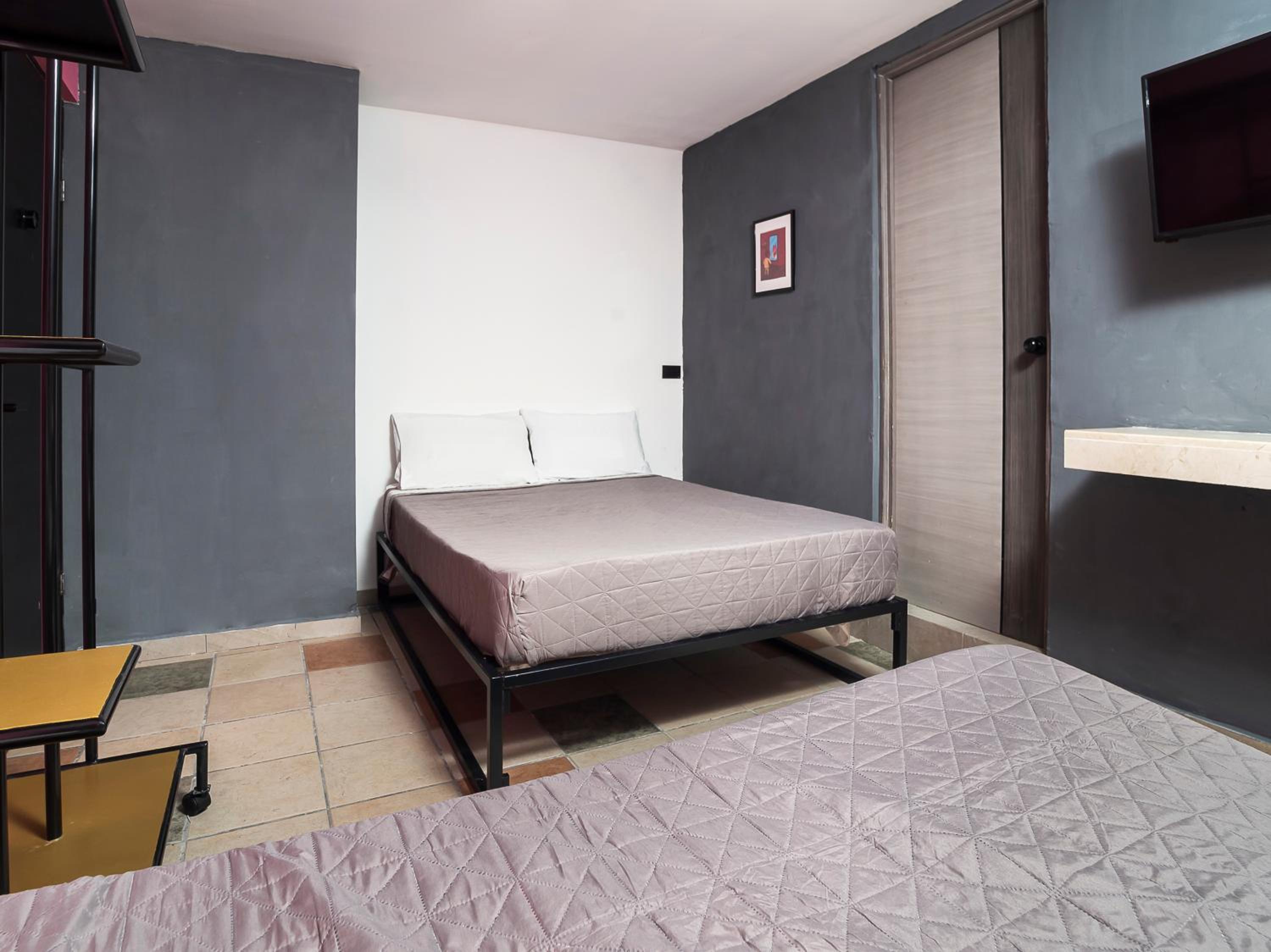 Twin Room - Photo 3