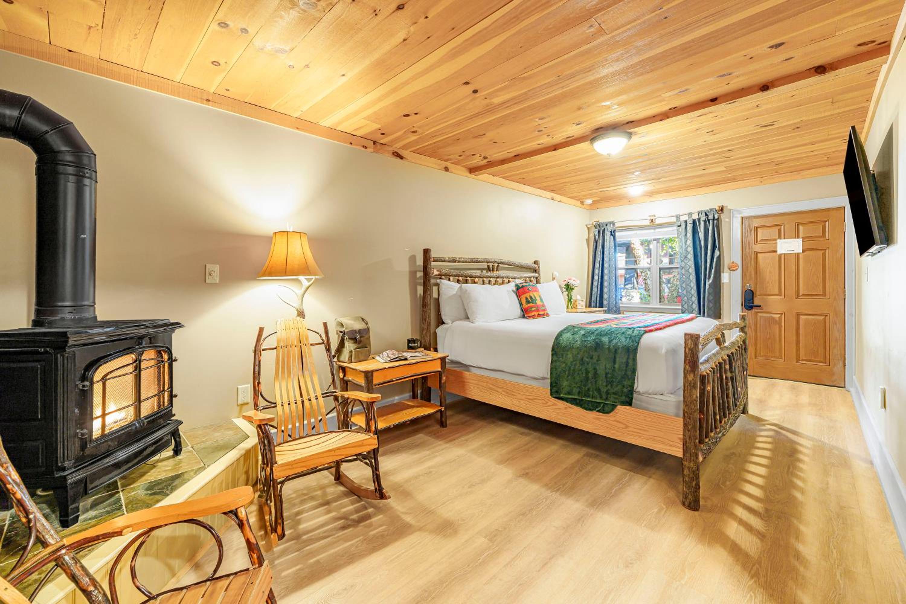 Deluxe King Room - Photo 1