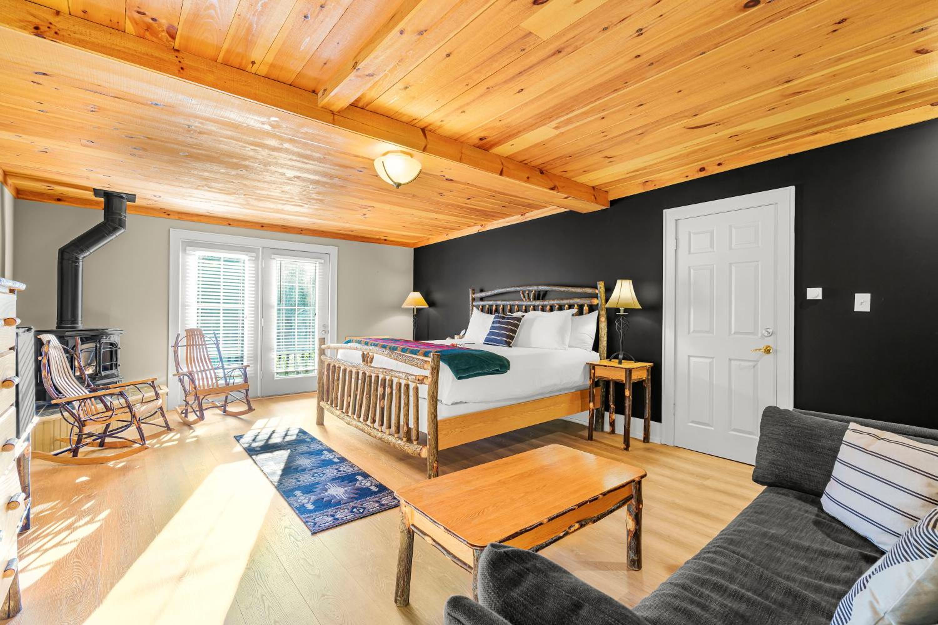 Deluxe King Suite - Photo 1