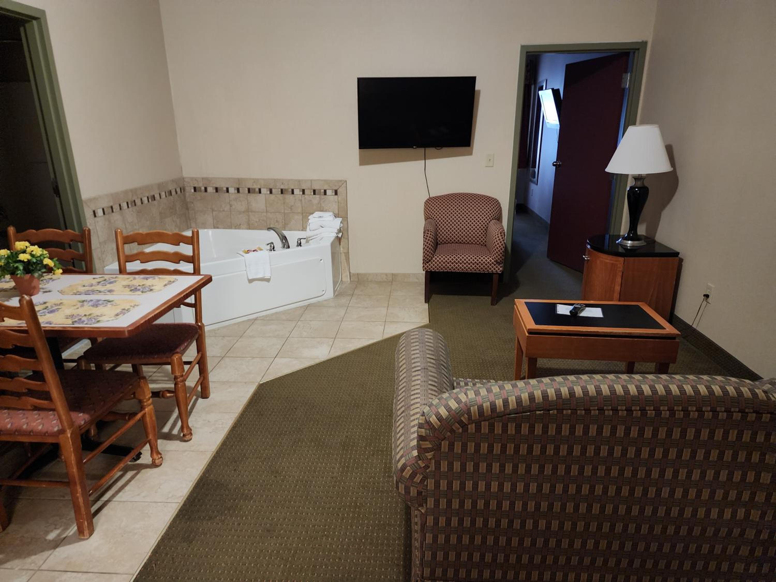 Deluxe Queen Suite - Non-Smoking