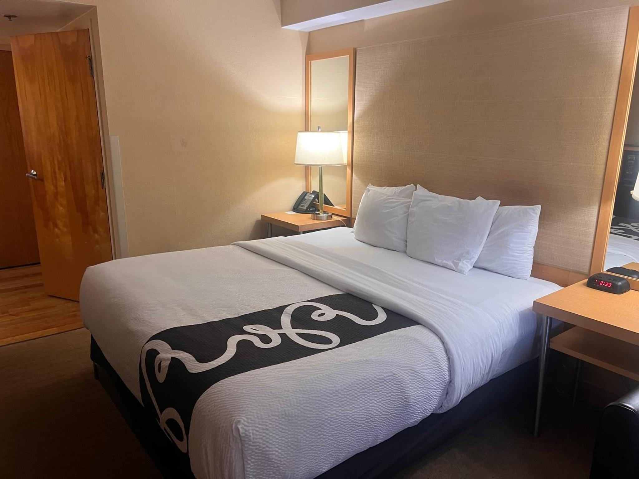 Executive King Room - Non-Smoking - Photo 9