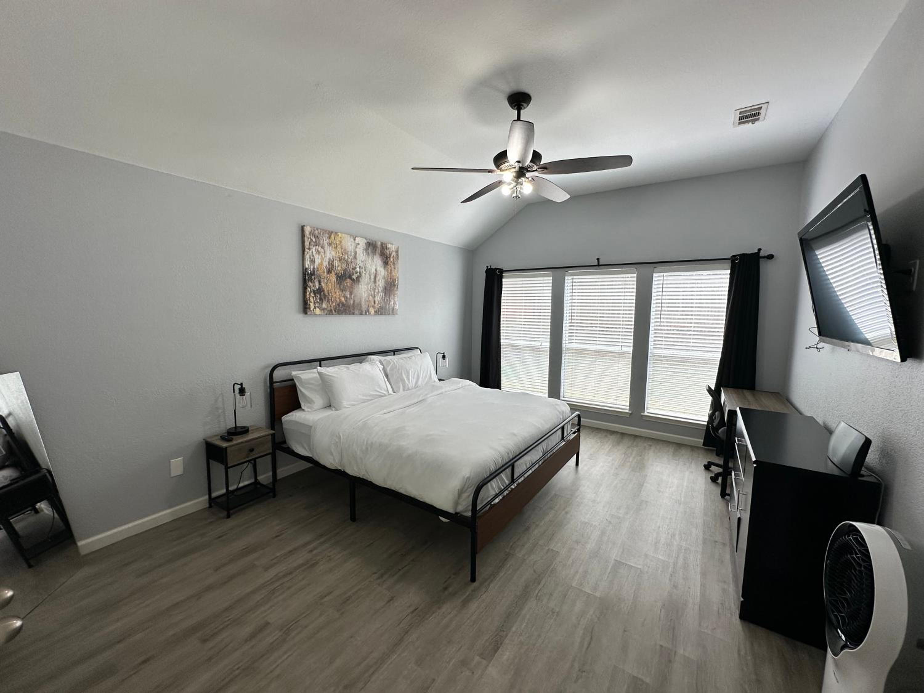 Five-Bedroom House photo 3