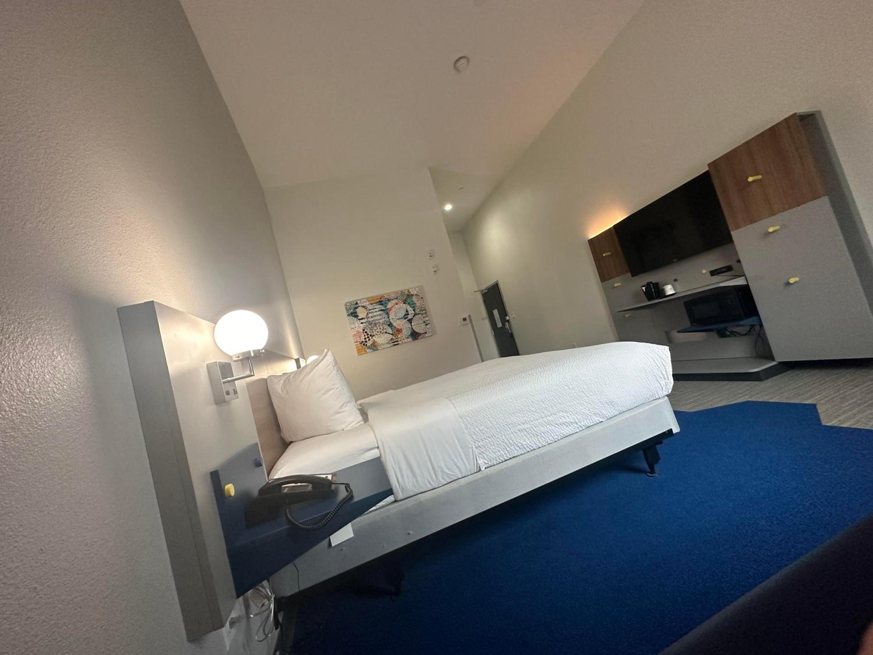 King Room with Mobility/Hearing Access and Roll-In Shower, Non-Smoking - Photo 3