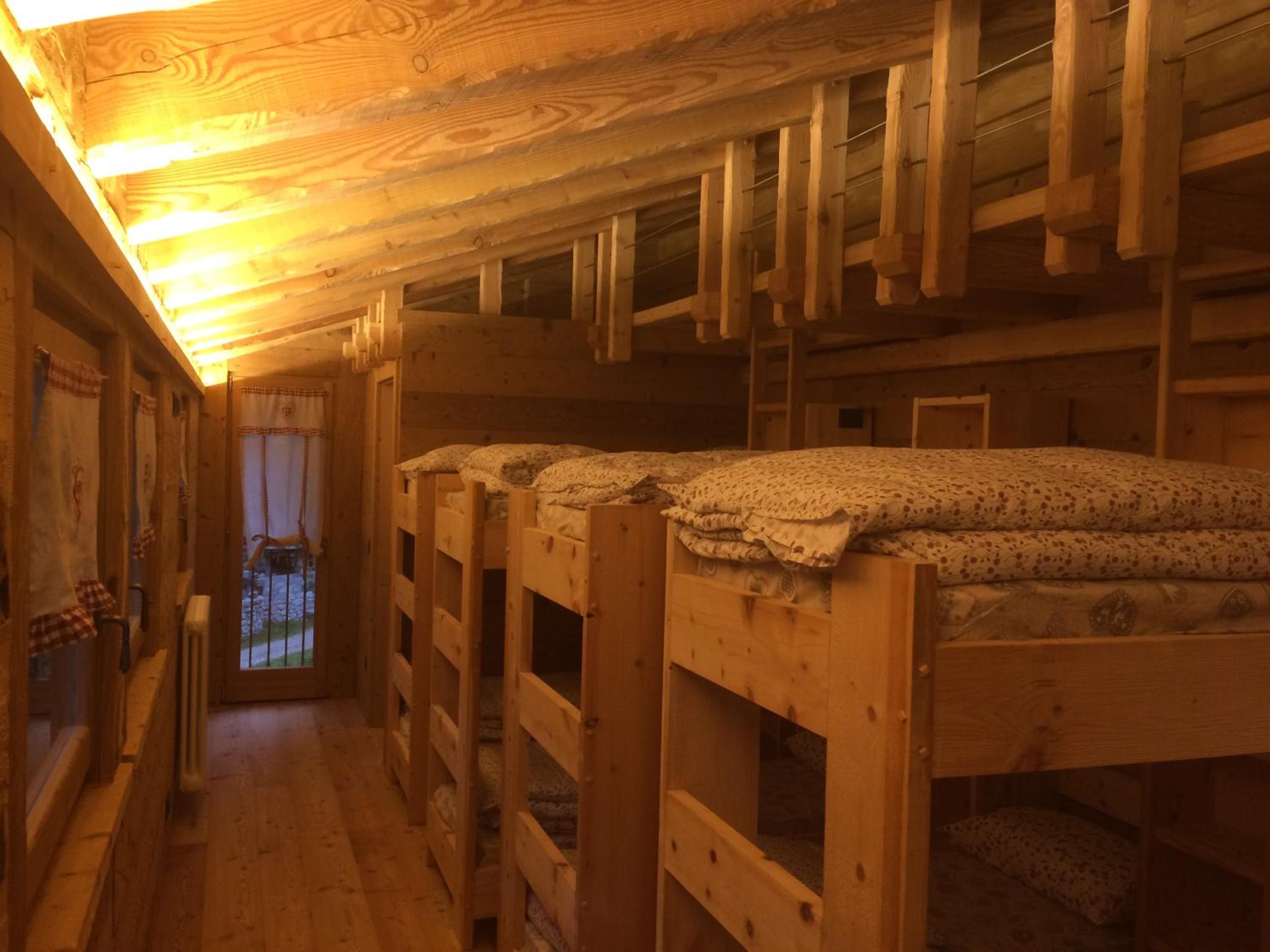 8-Bed Mixed Dormitory Room photo 2