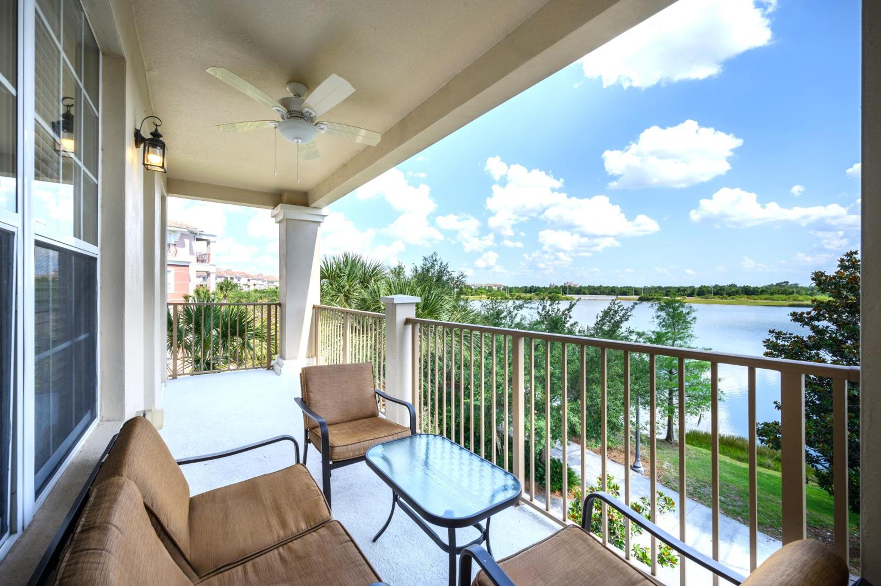 Premium Three-Bedrooms Apartment with Lake View