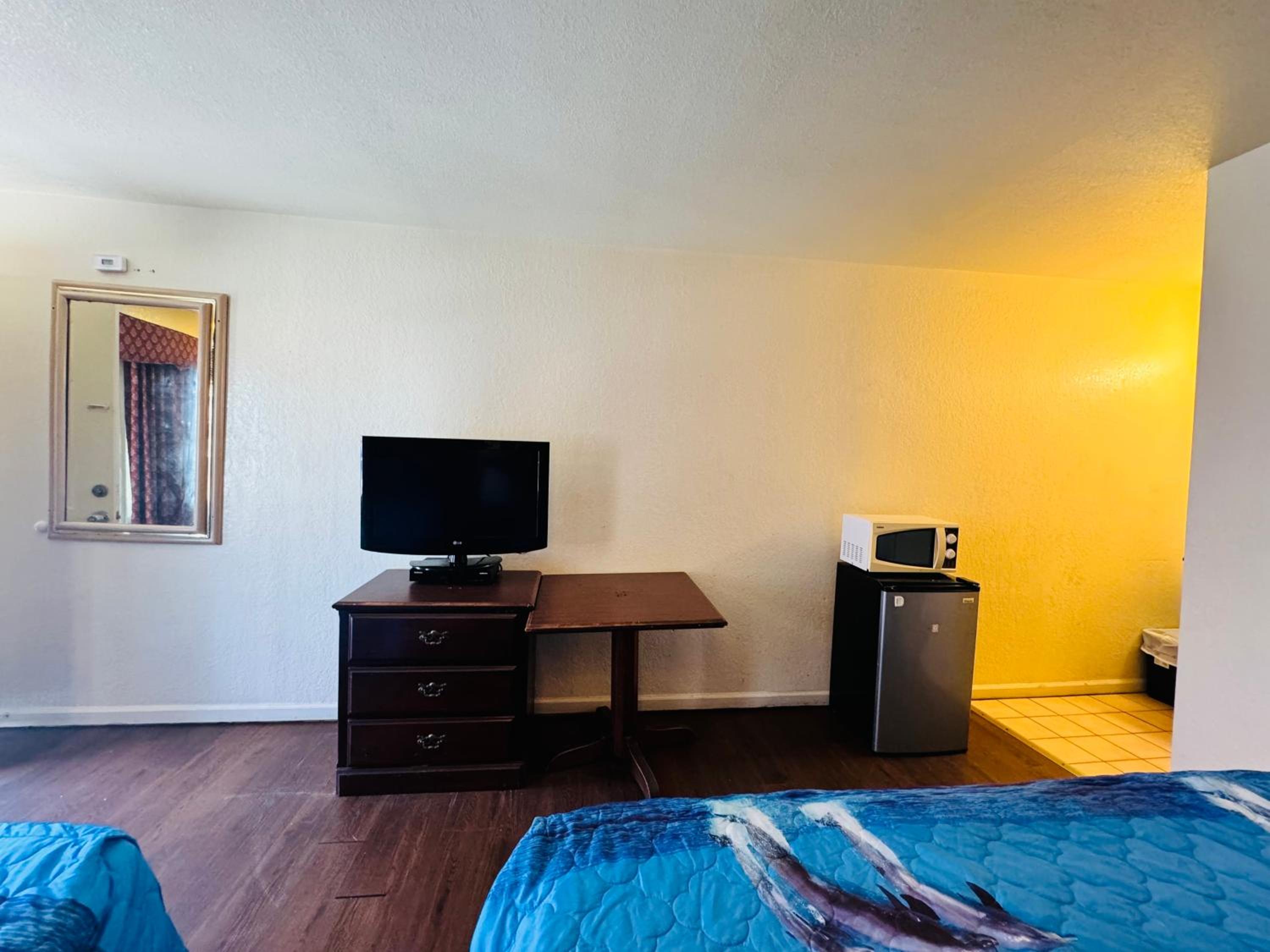 King Room with Pool View - Photo 18