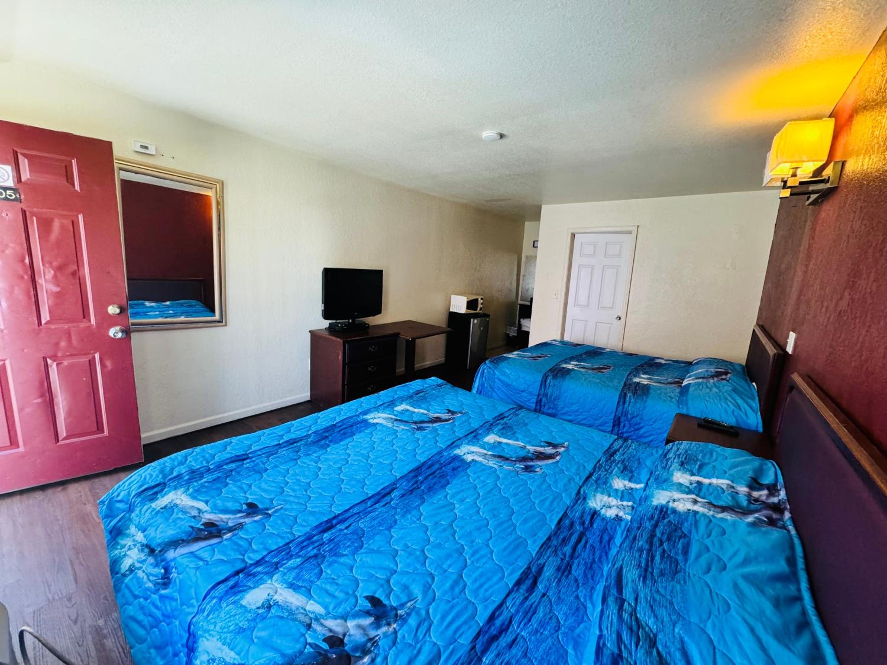 King Room with Pool View - Photo 7