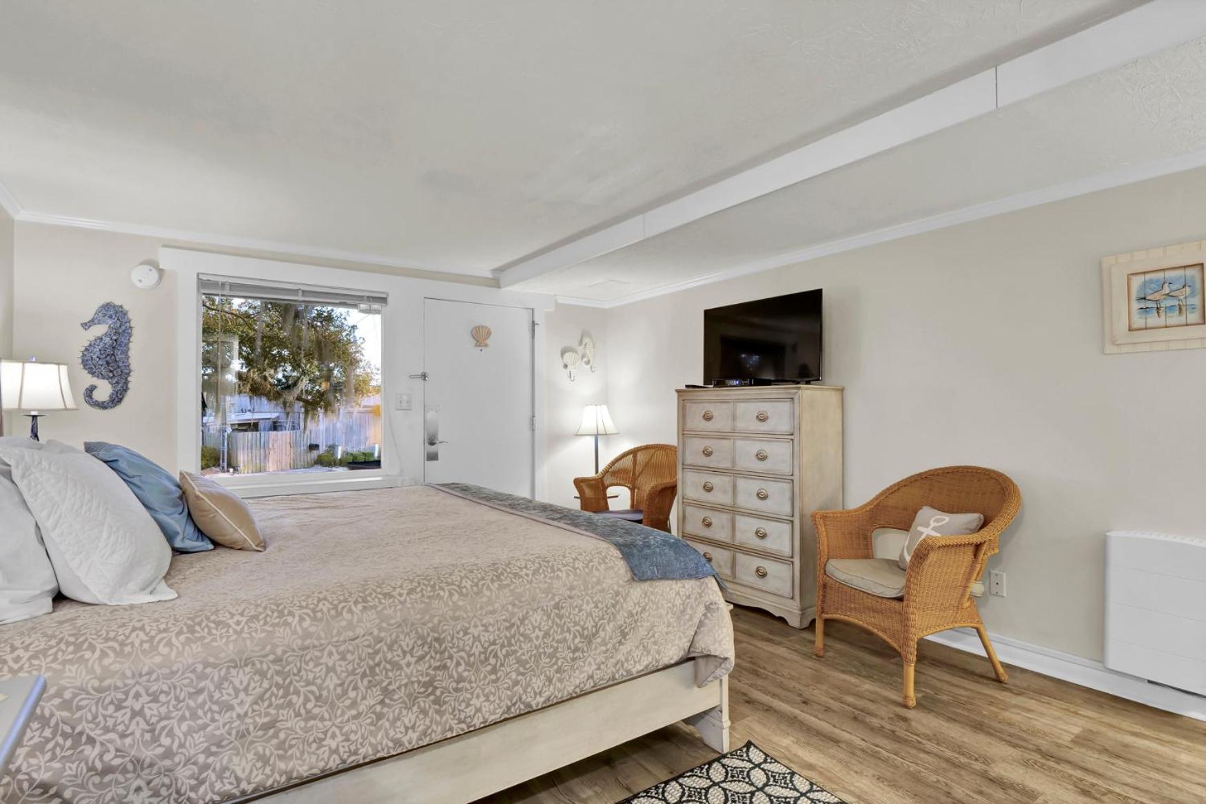 Studio Apartment with King Bed photo 2