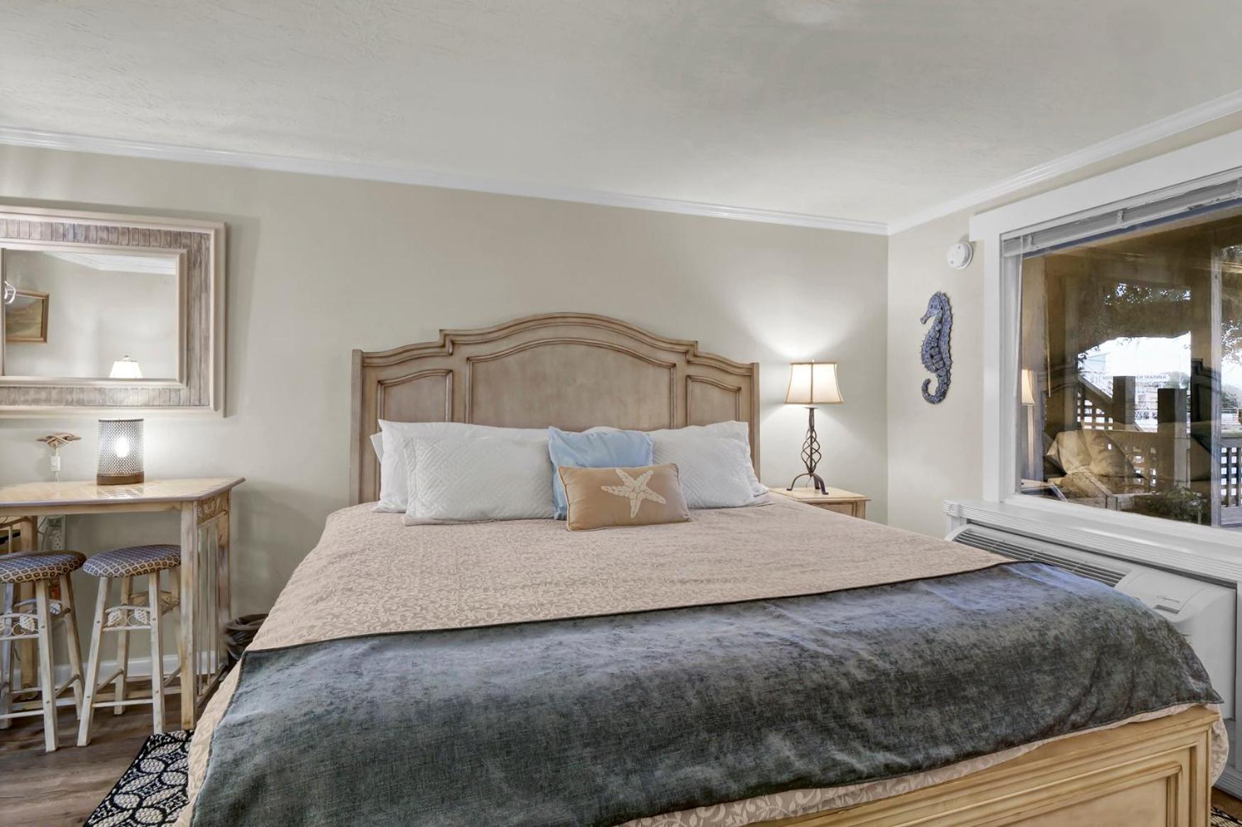 Studio Apartment with King Bed photo 1