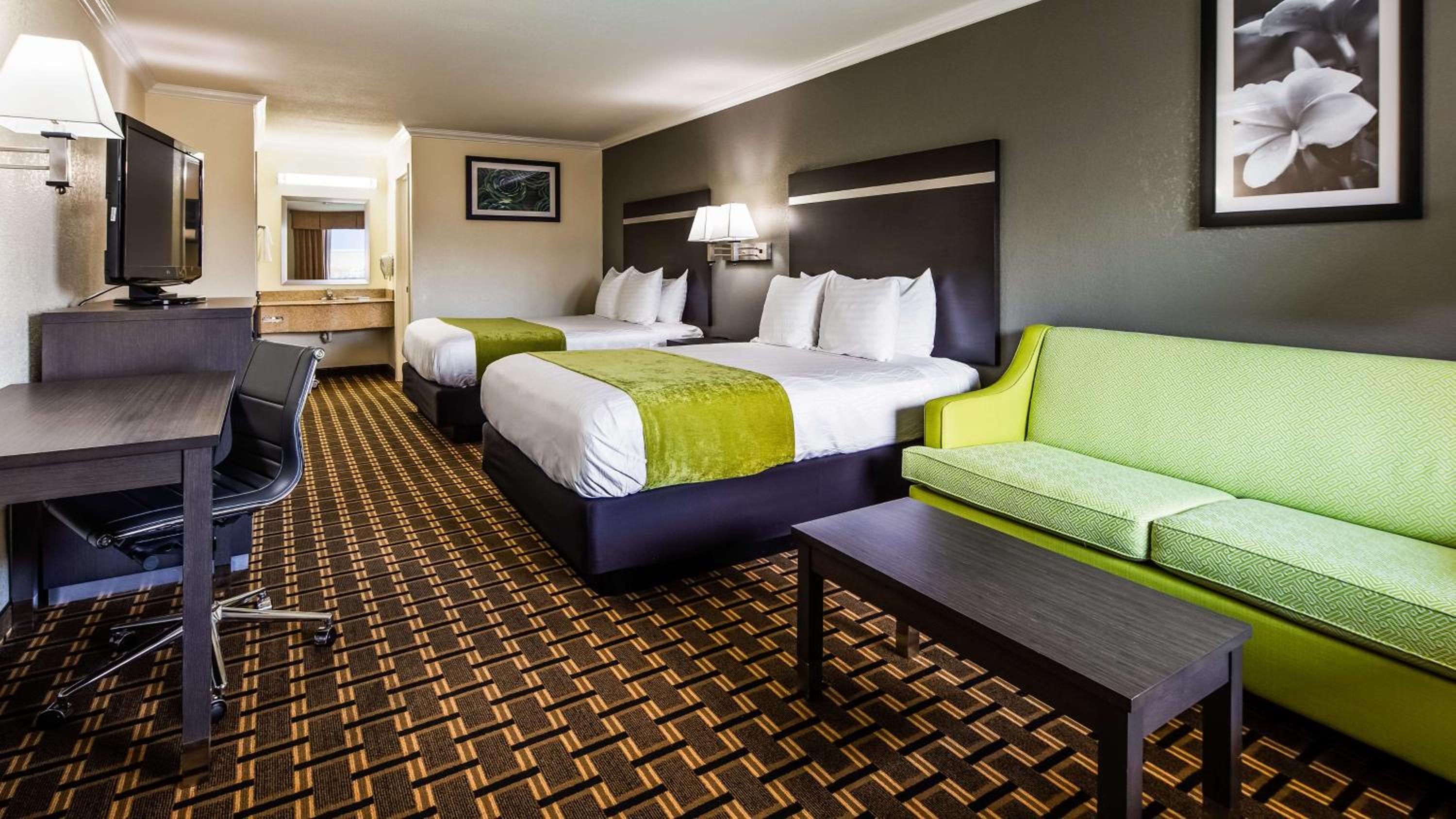 Executive Queen Room with Two Queen Beds - Non-Smoking - Photo 1