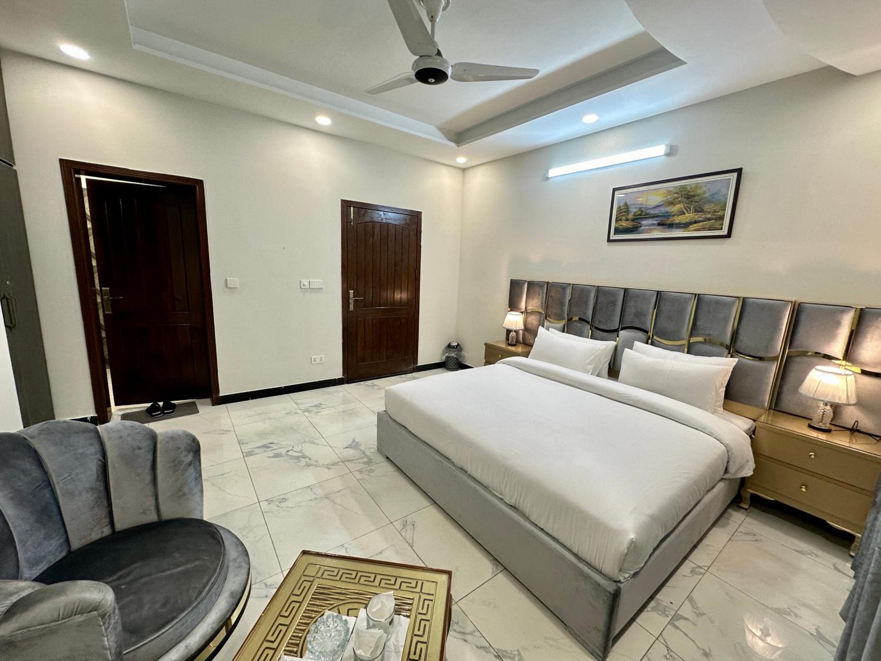 Deluxe Double Room (2 Adults + 1 Child) photo 3