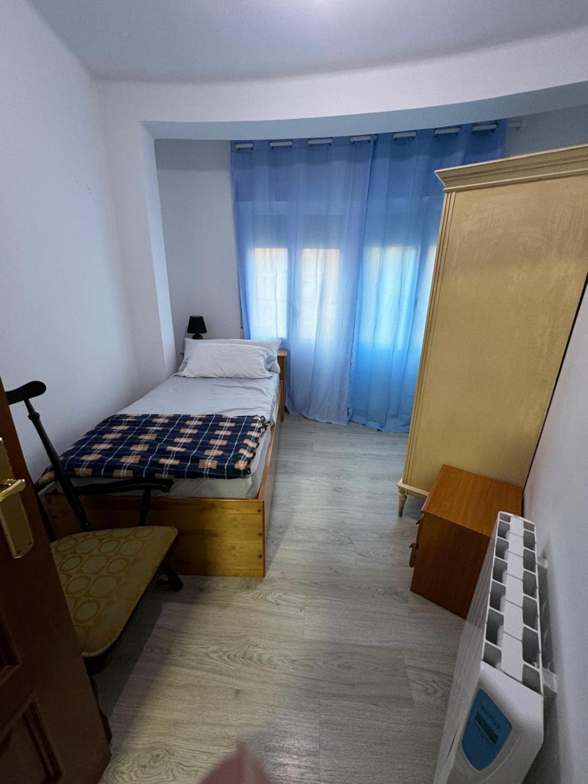 Apartamento de tres habitaciones con balcón