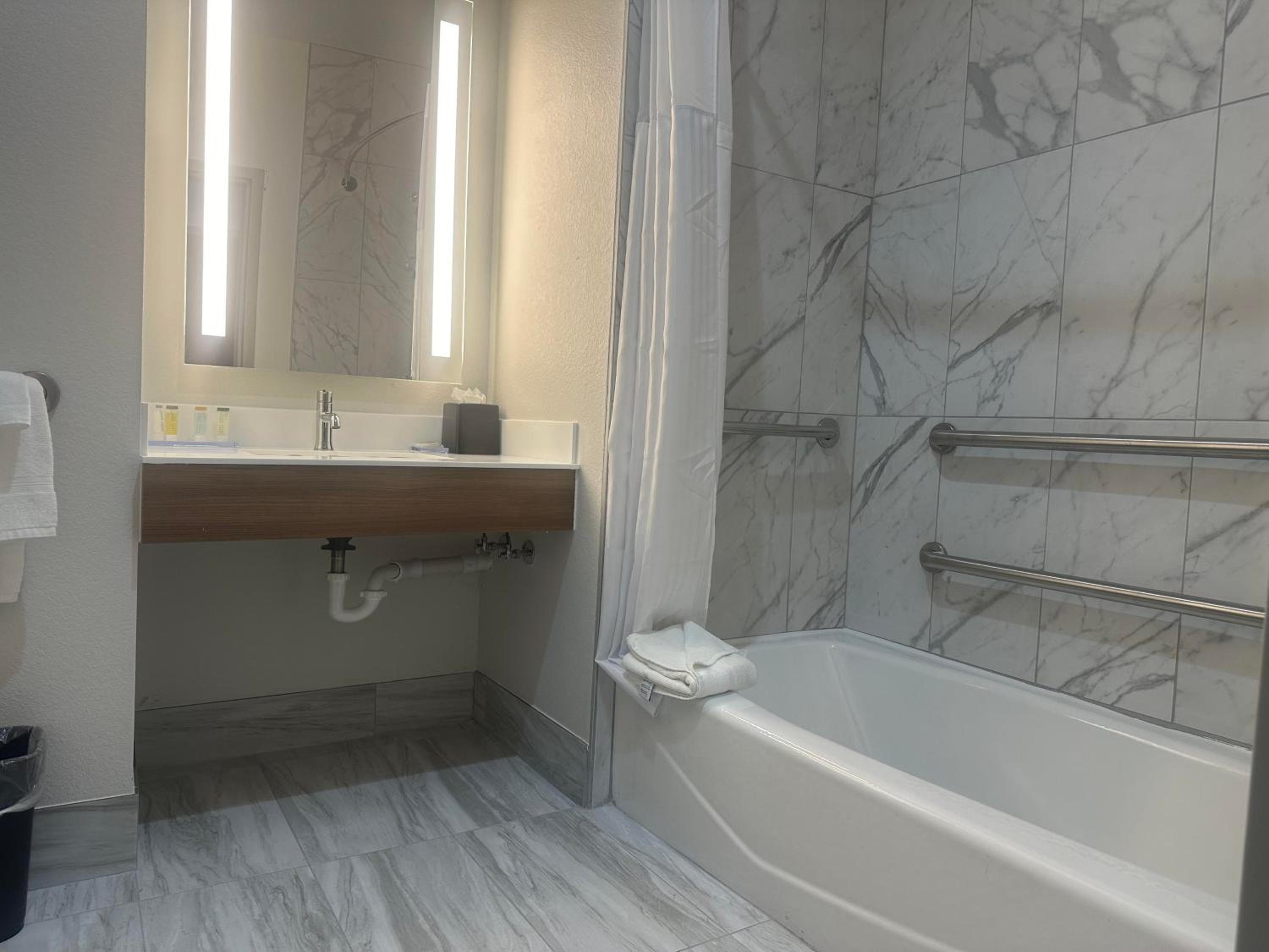 King Room with Tub and Grab Bars - Mobility/Hearing Accessible - Non-Smoking - Photo 3