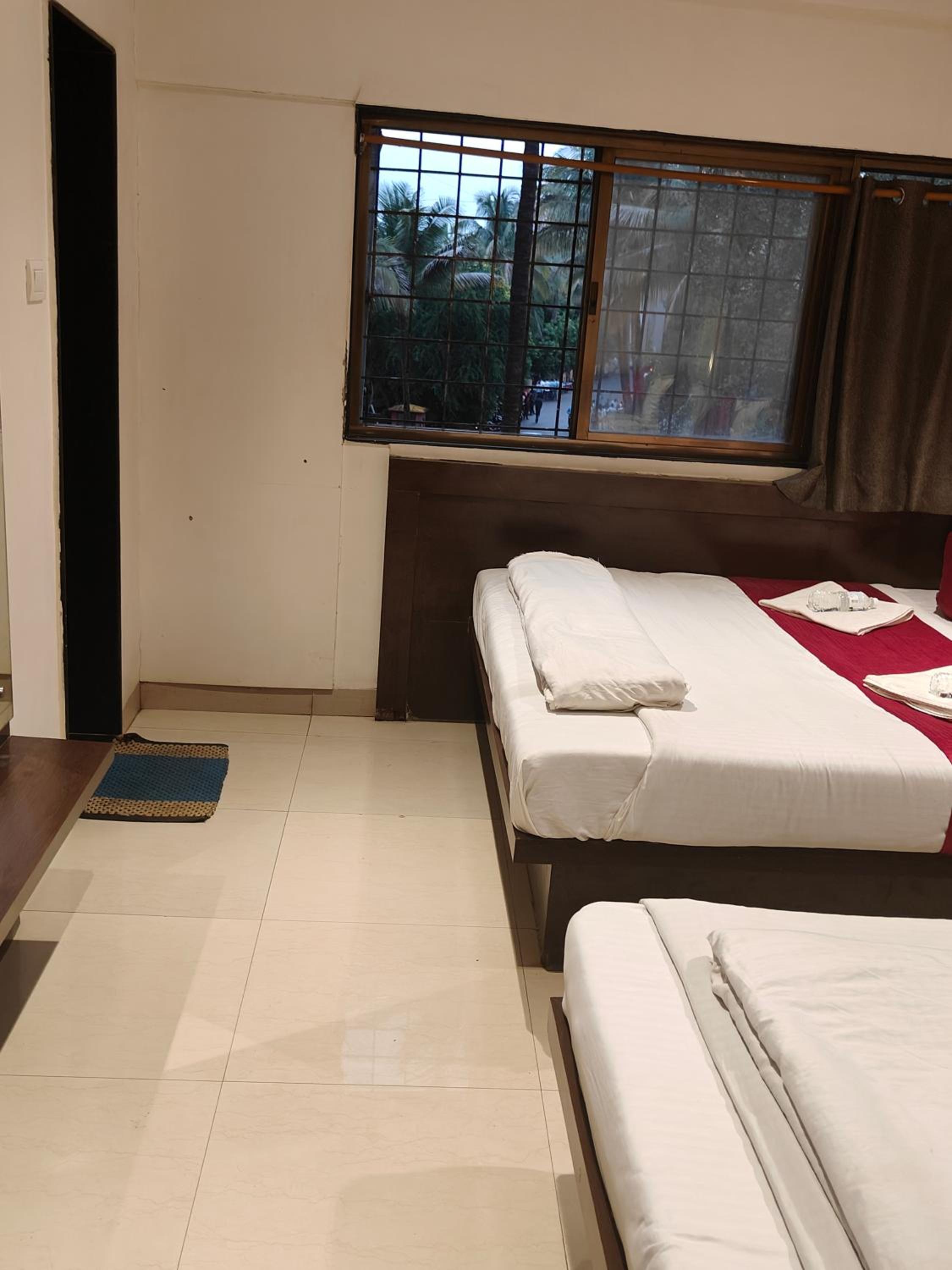 5 BED NON A/C ROOM & 2 BATHROOM - Photo 17