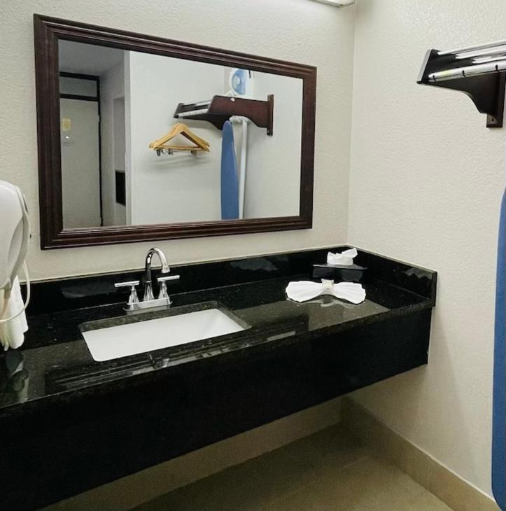 Queen Room - Disability Access - Non-Smoking photo 2