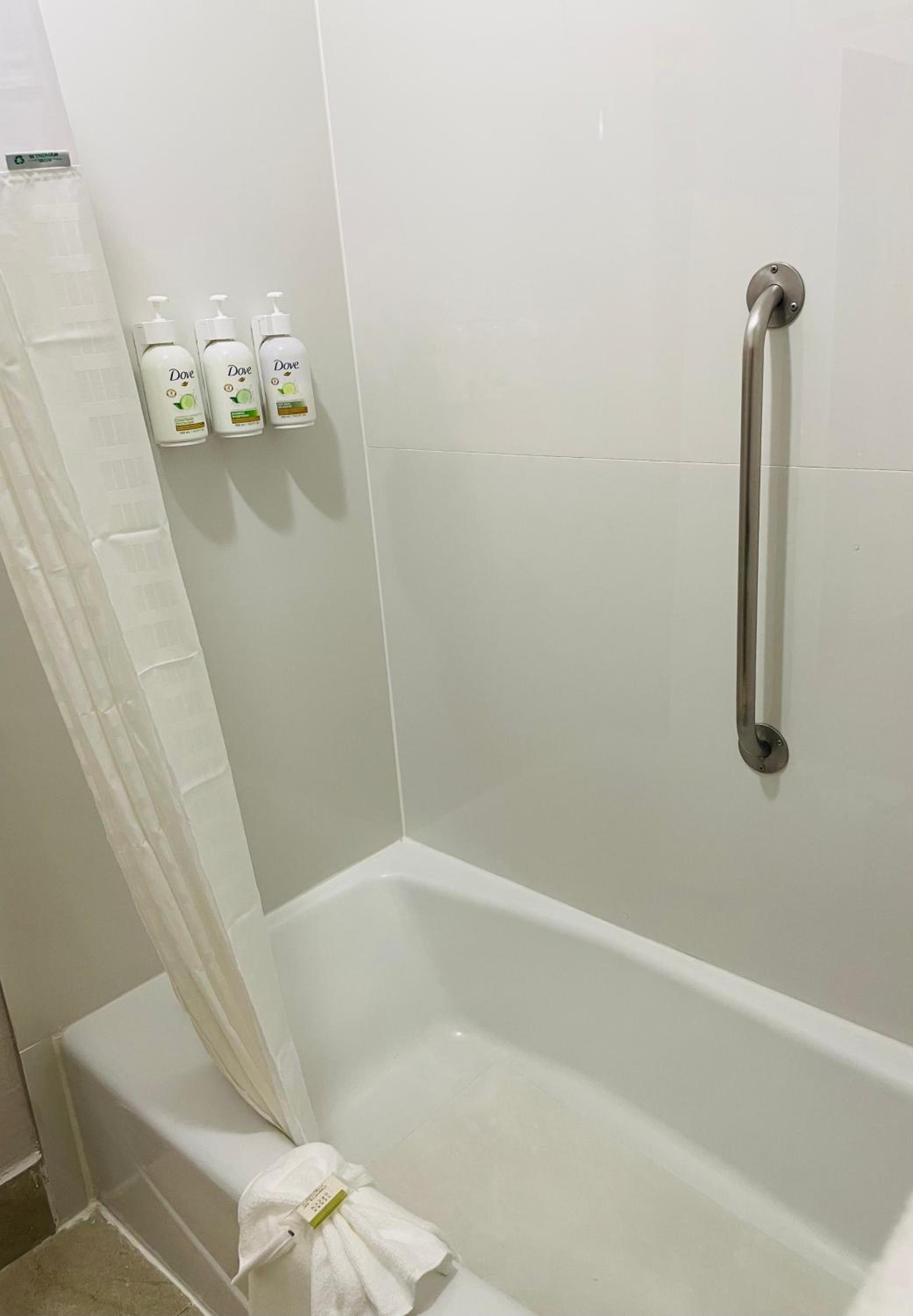 One-Bedroom Business King Suite - Non-Smoking photo 2