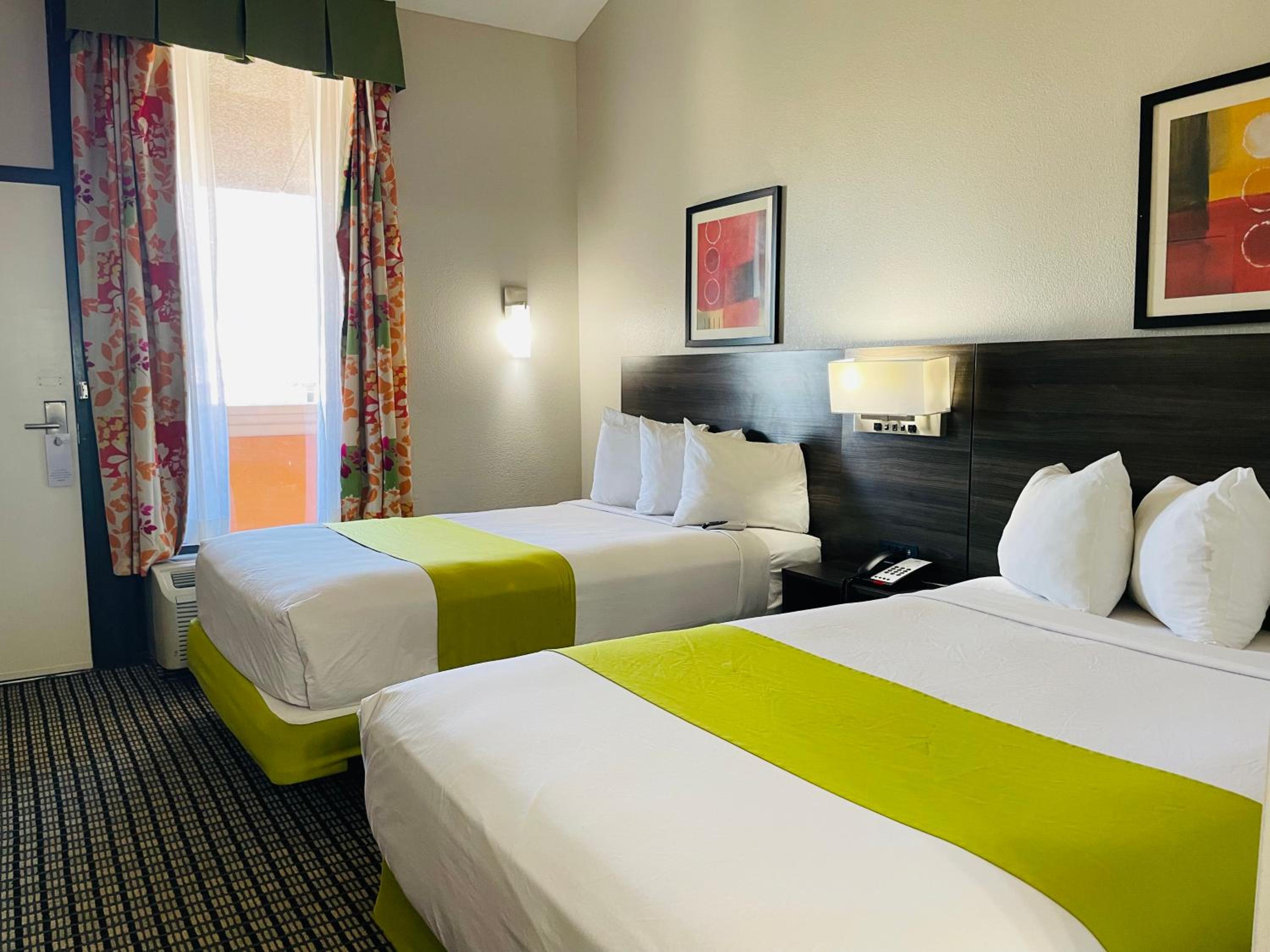 Double Room With Two Double Beds - Accessible/Non-Smoking photo 2