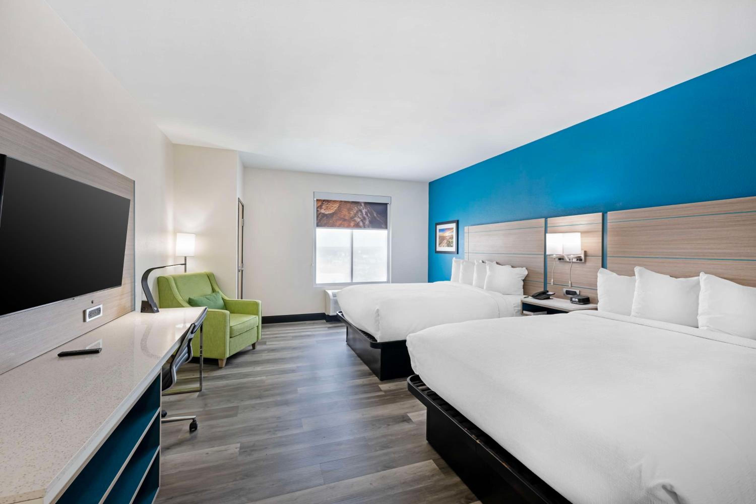 Queen Room with Two Queen Beds - Non-Smoking - Photo 1