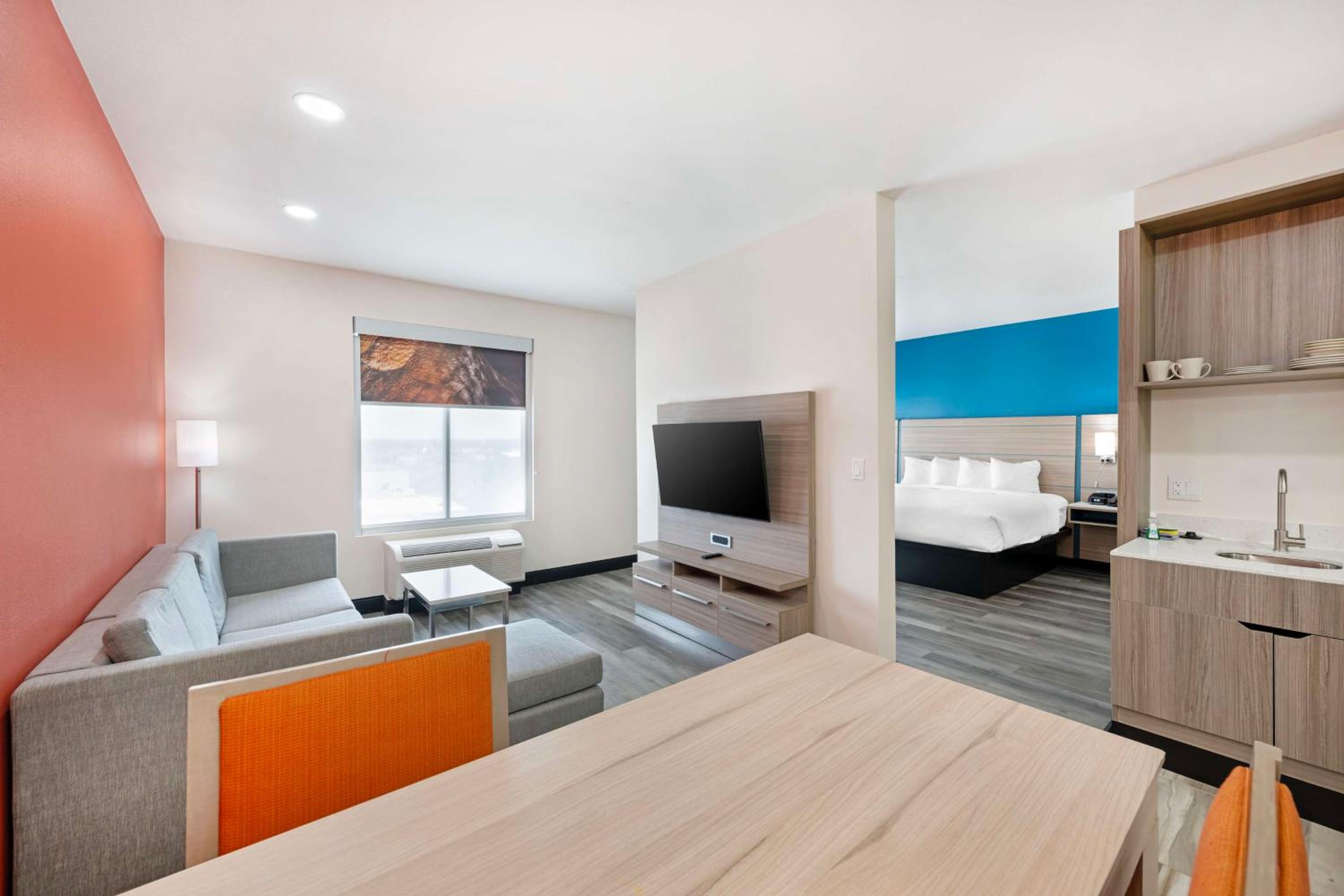 King Suite with Sofa Bed - Non-Smoking - Photo 5