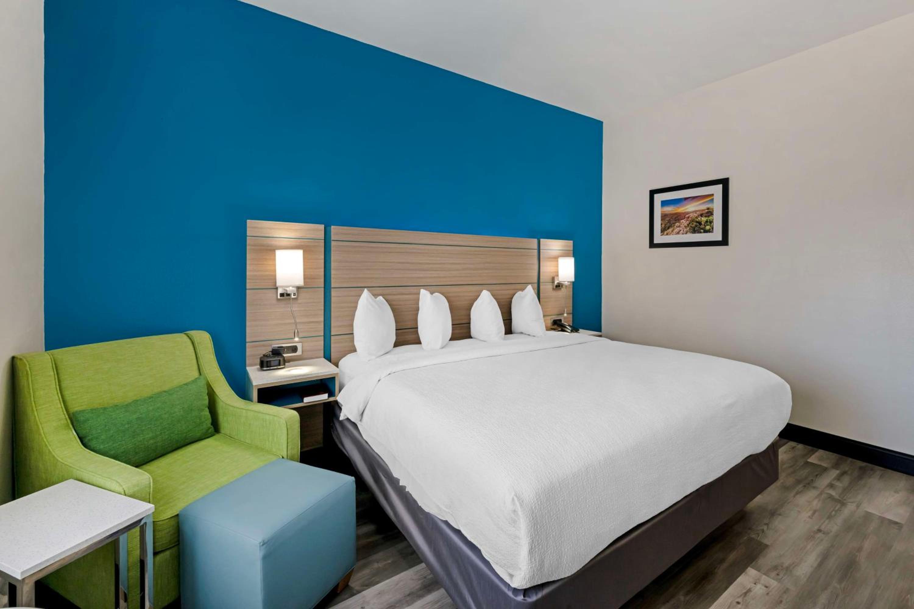 King Room with Roll-in Shower - Disability Access/Non-Smoking - Photo 1