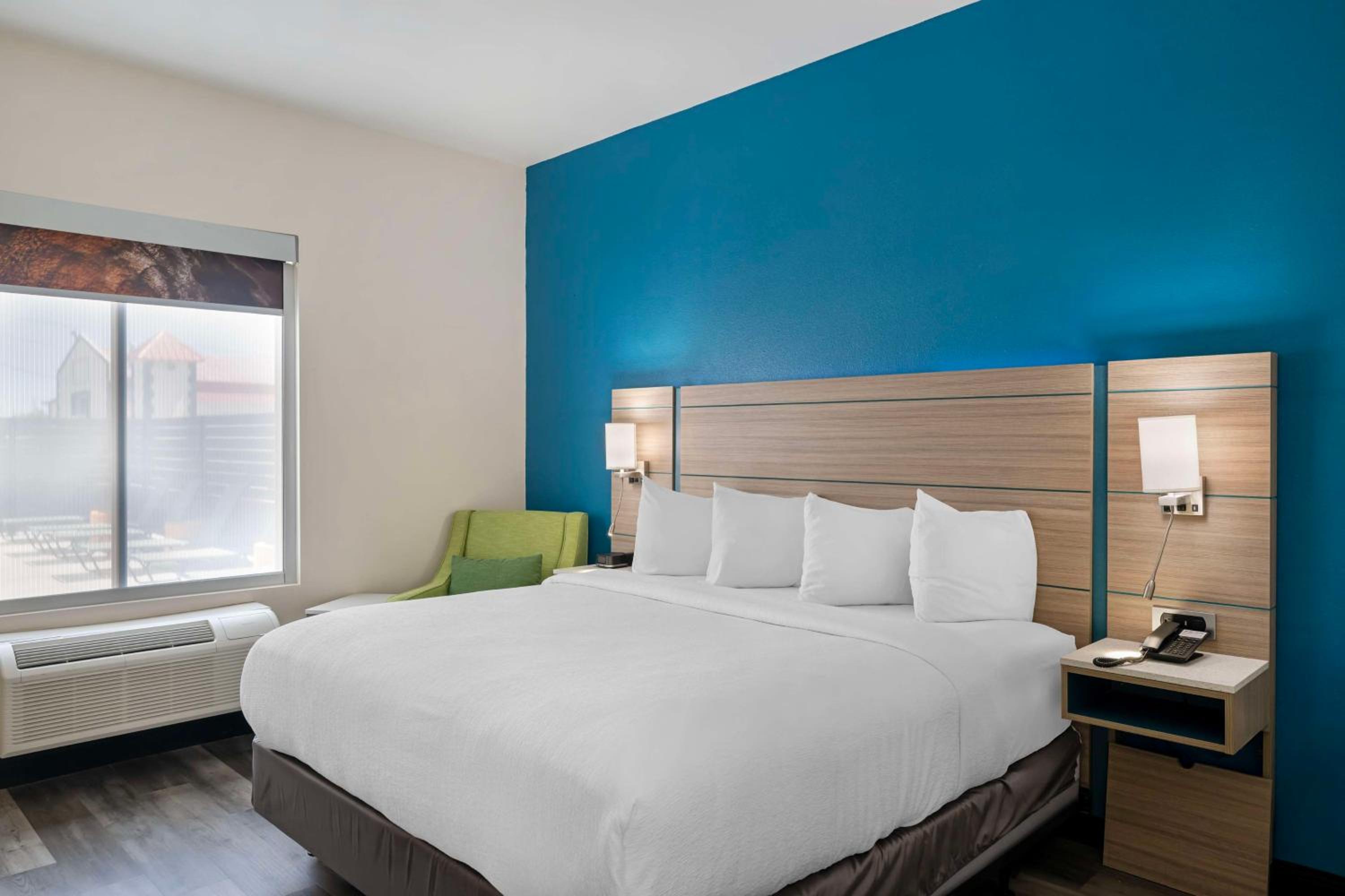King Room with Roll-in Shower - Disability Access/Non-Smoking - Photo 5
