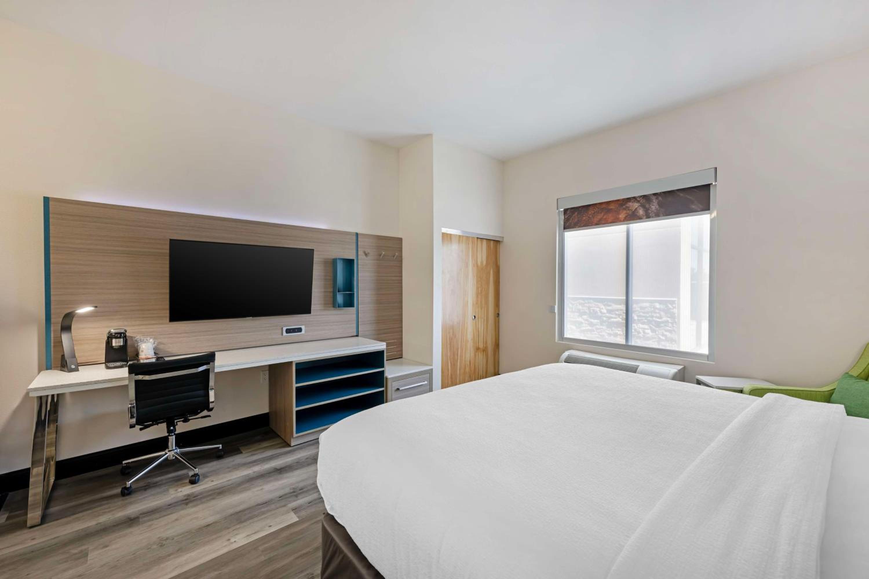 King Room with Roll-in Shower - Disability Access/Non-Smoking - Photo 4