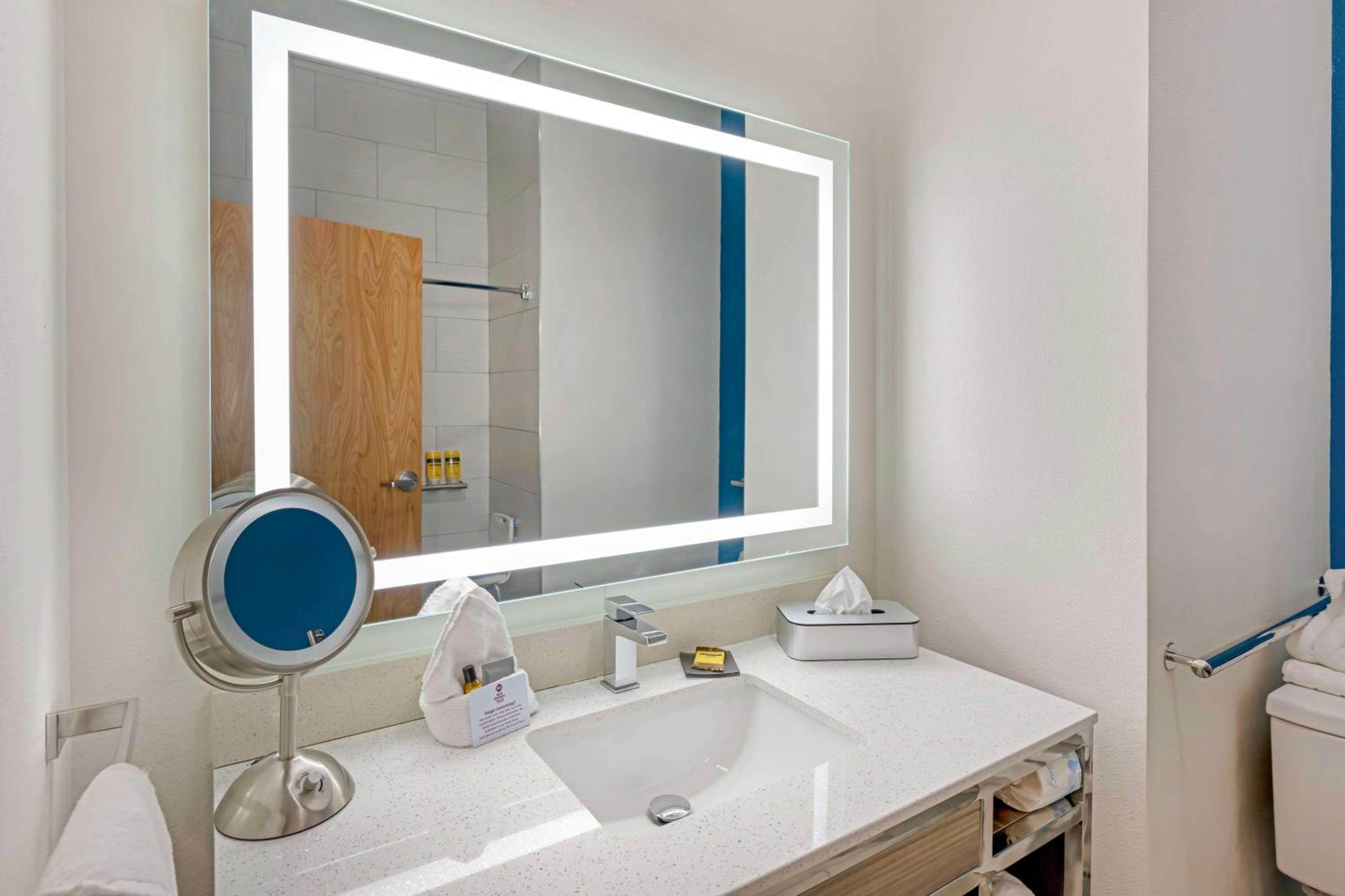 King Room with Roll-in Shower - Disability Access/Non-Smoking - Photo 3