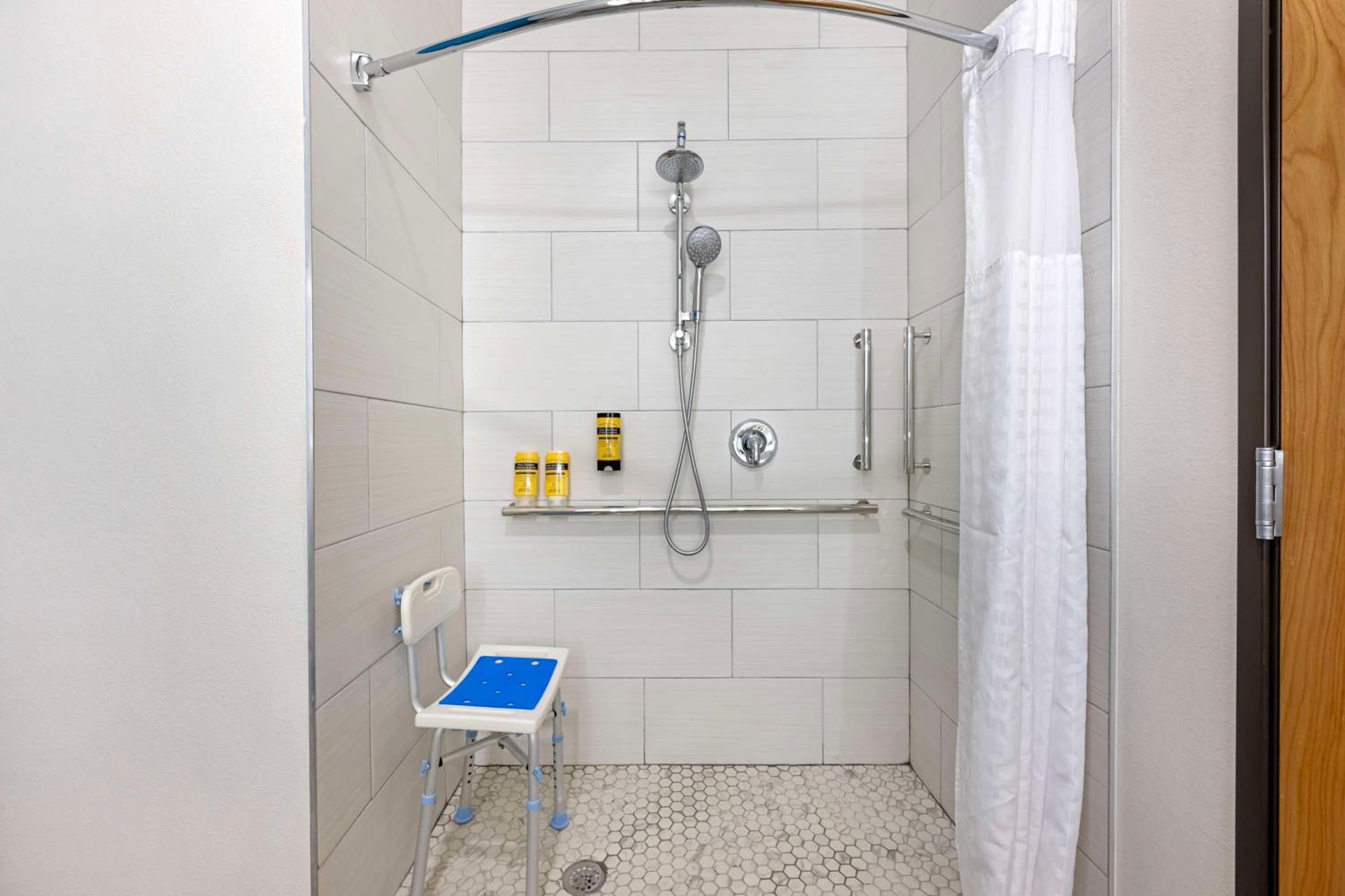 King Room with Roll-in Shower - Disability Access/Non-Smoking - Photo 2