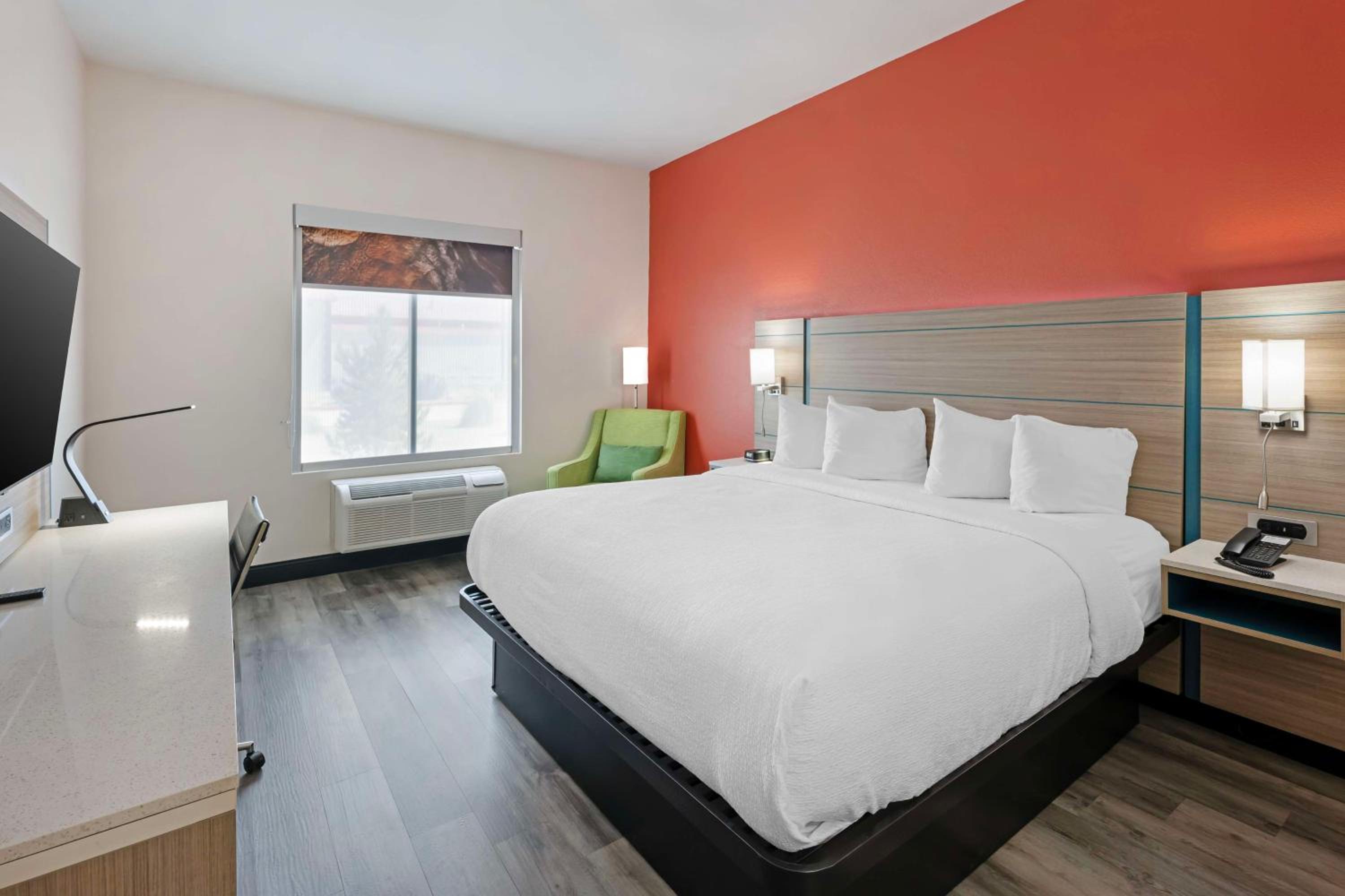 King Room - Non-Smoking - Photo 1