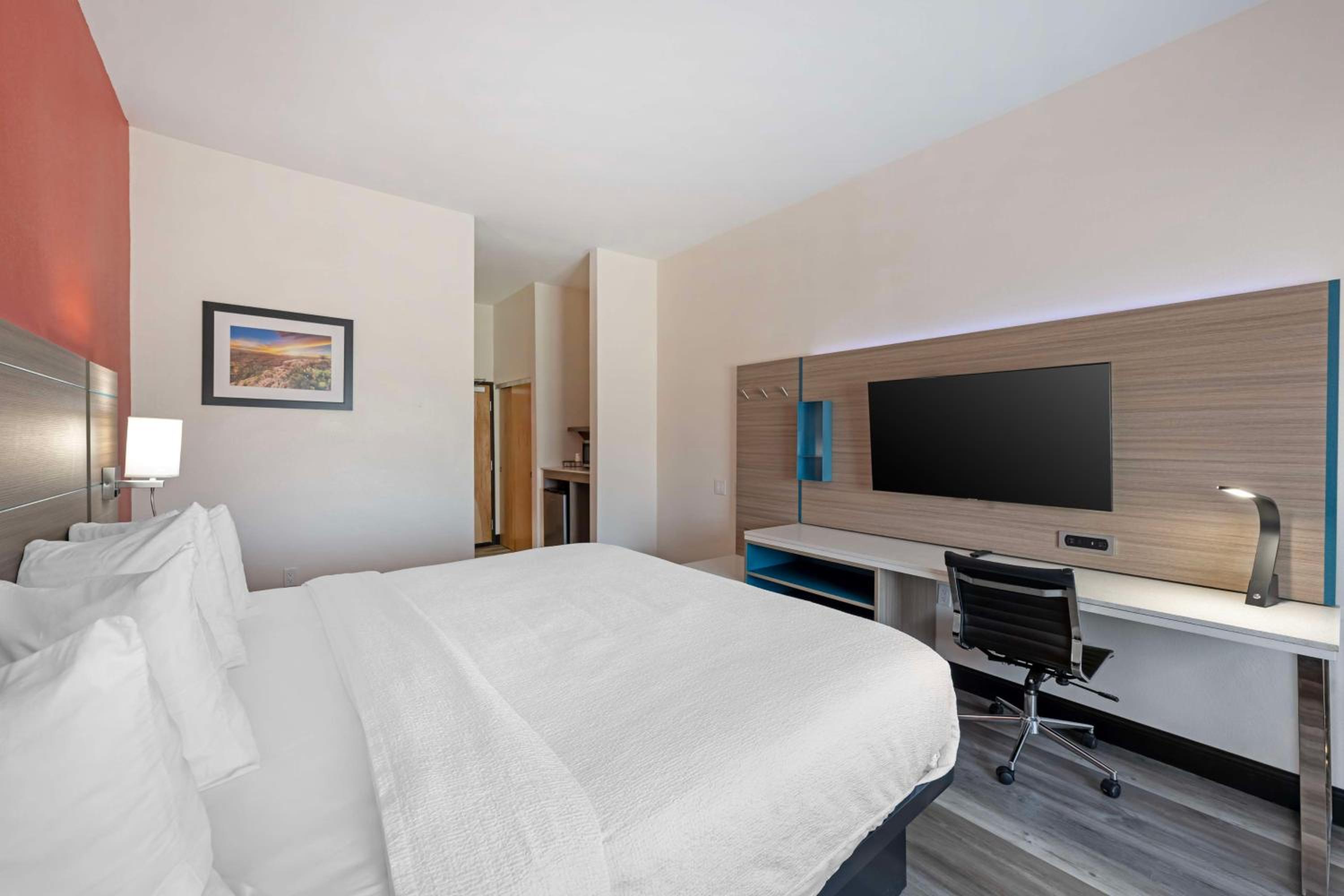 King Room - Non-Smoking - Photo 3