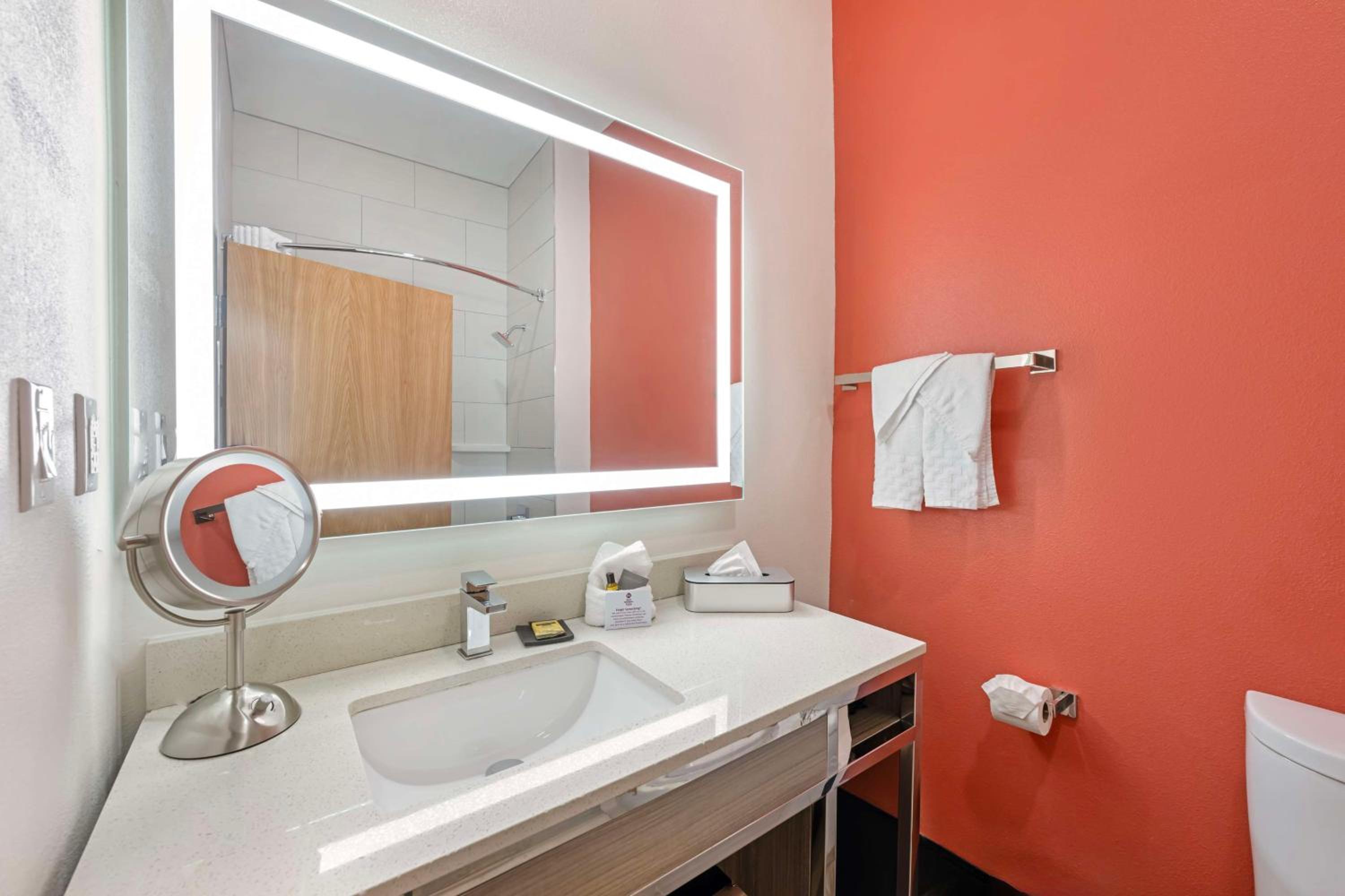 King Room - Non-Smoking - Photo 4