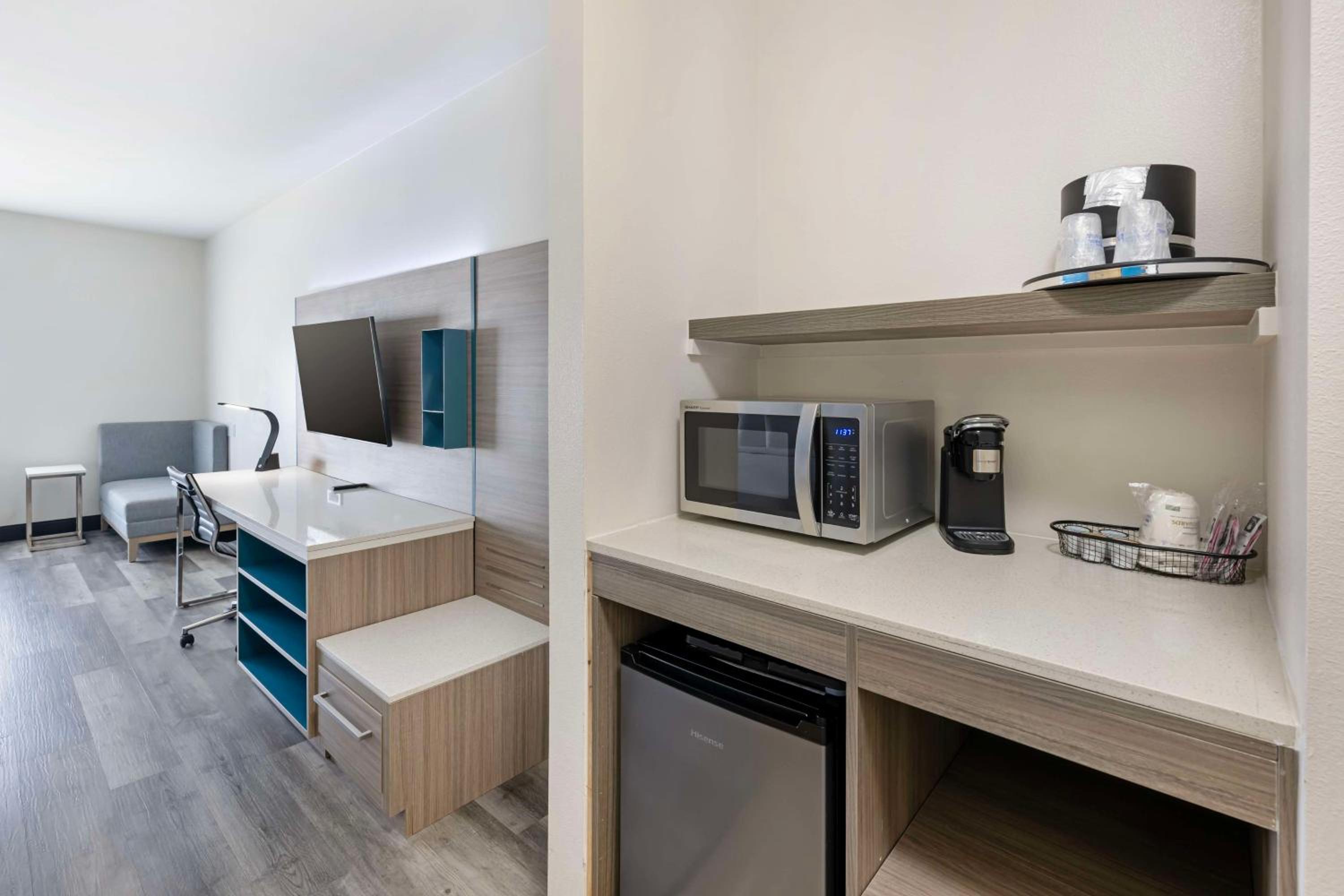 Queen Room with Two Queen Beds with Kitchen - Photo 4