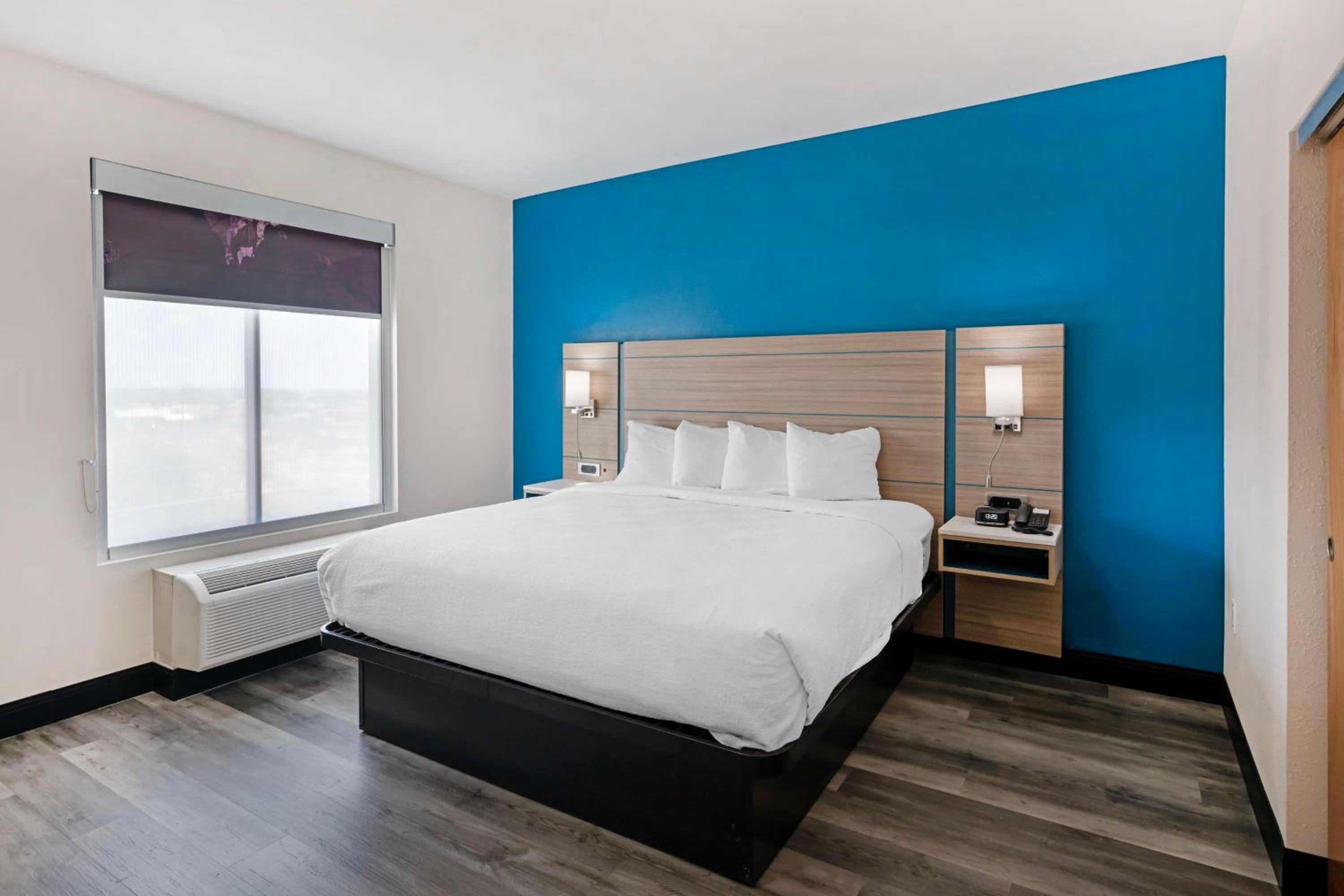 King Suite with Sofa Bed - Non-Smoking - Photo 1